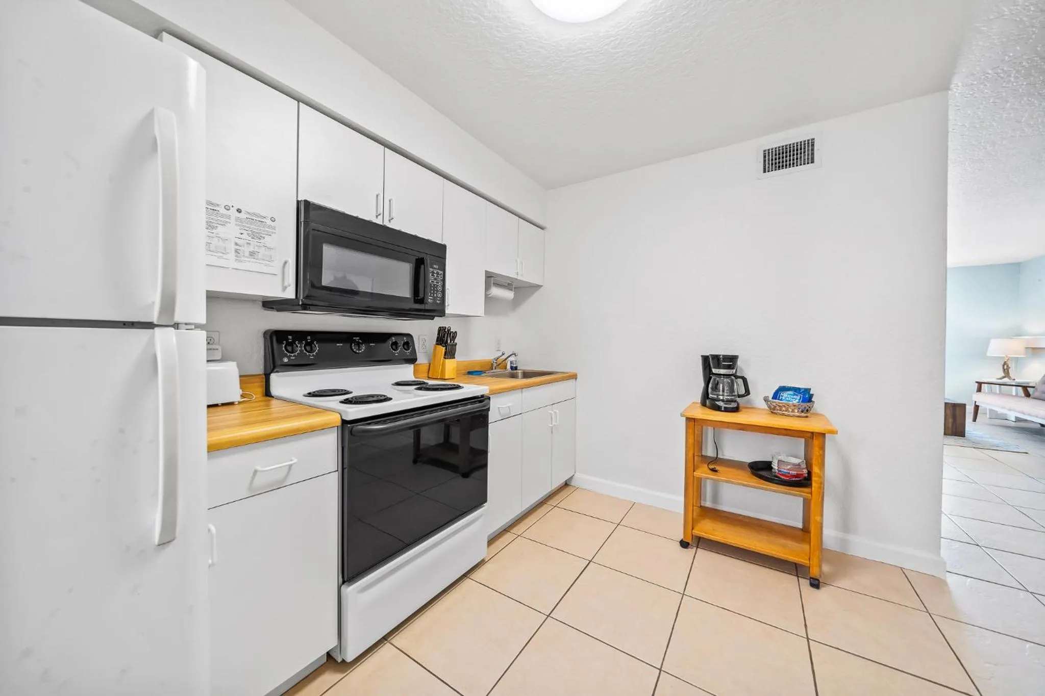 Kitchen or kitchenette in Sebastian Saltwater Lodge