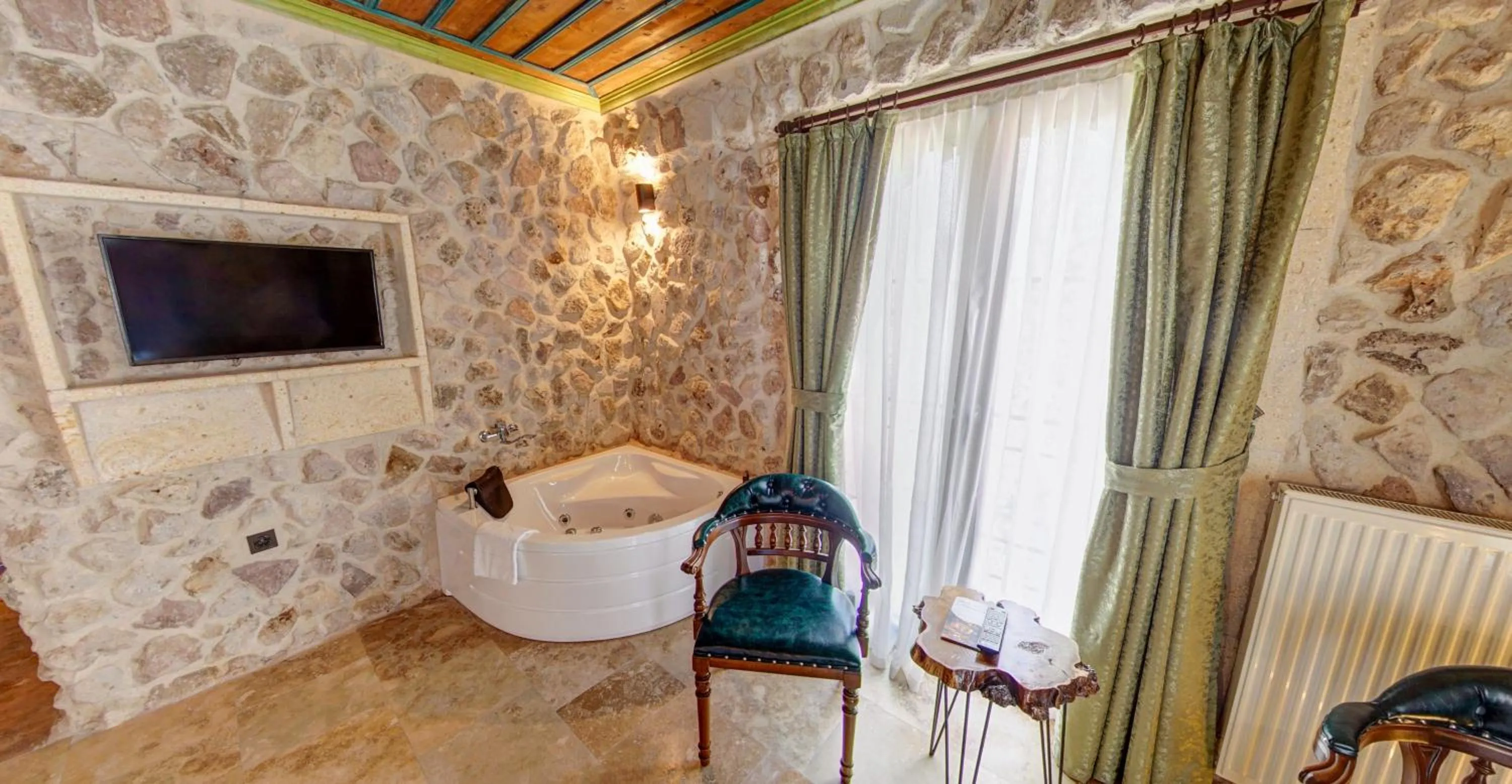 Hot Tub in AKRİTİS STONE HOUSE