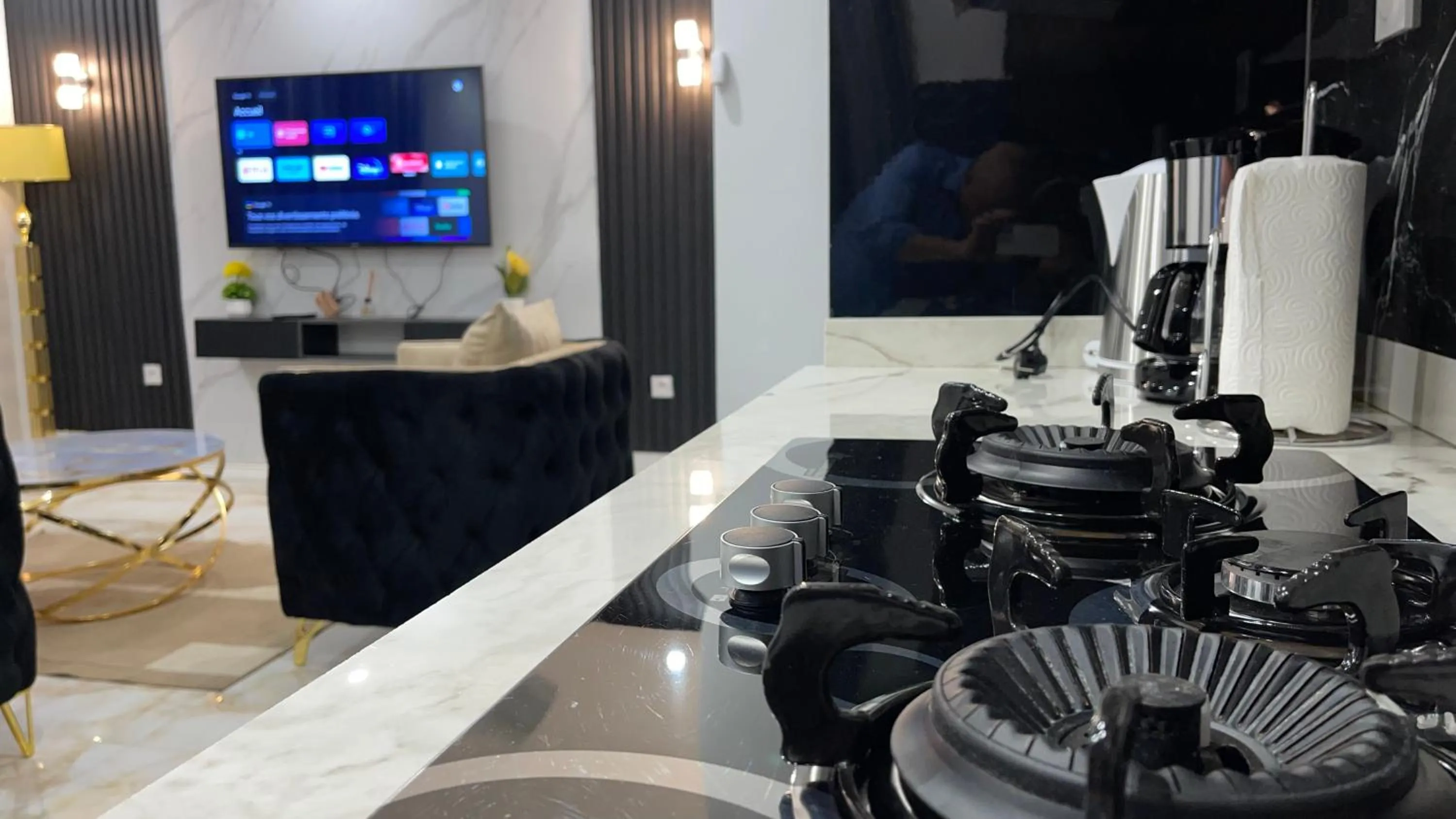 TV and multimedia in Suna' a Home Bonapriso