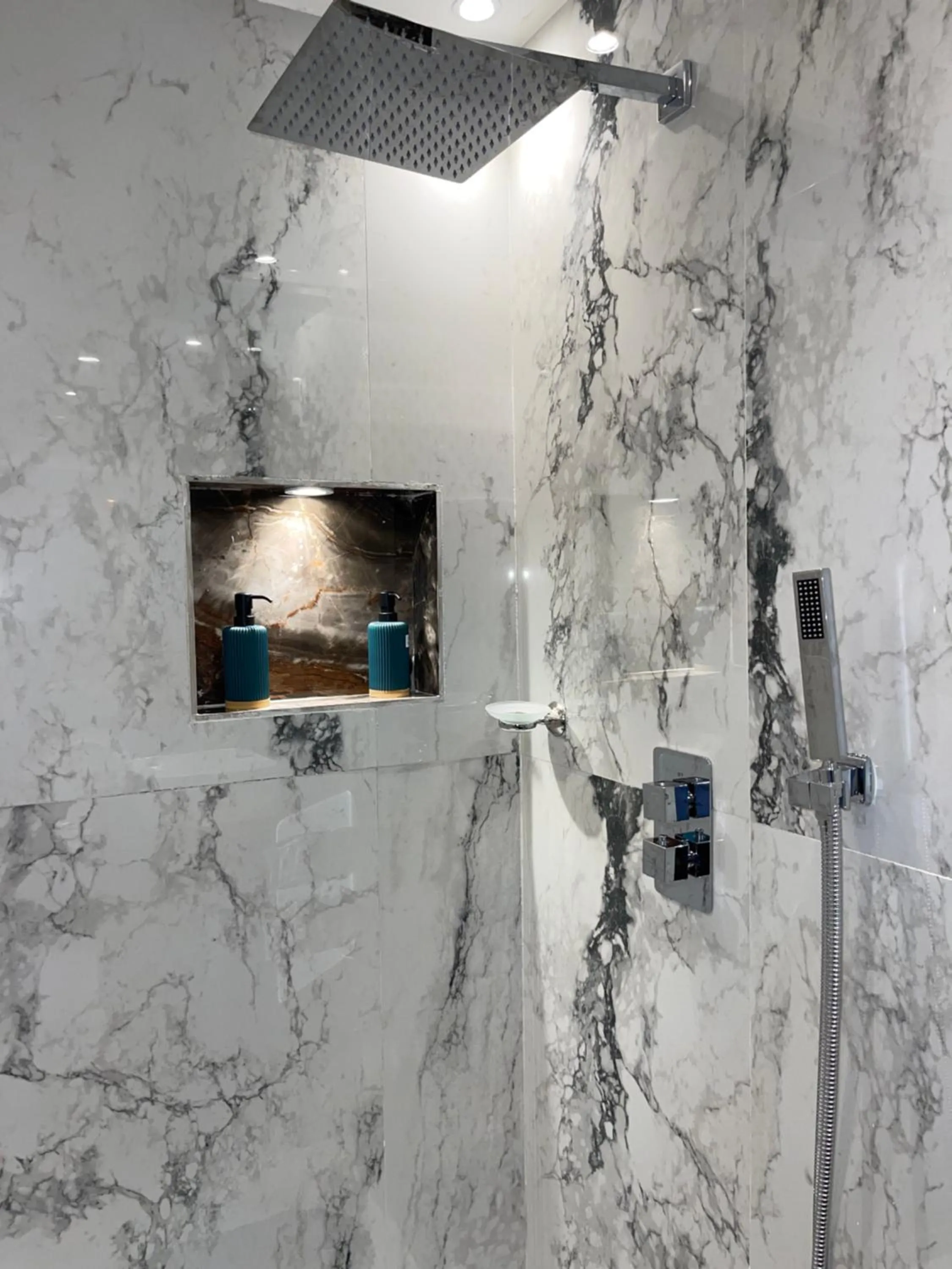 Bathroom in Suna' a Home Bonapriso