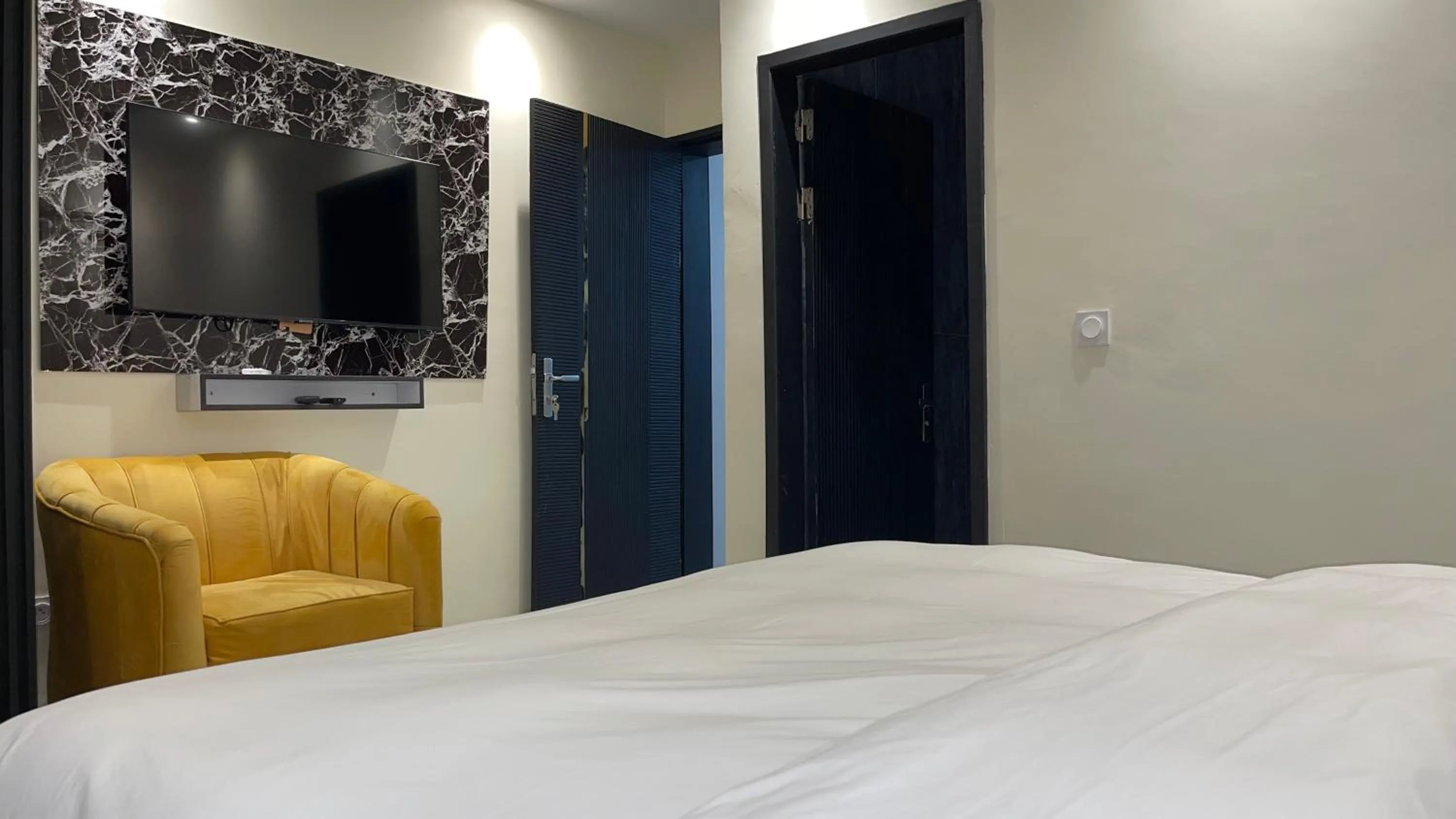 Photo of the whole room, Bed in Suna' a Home Bonapriso