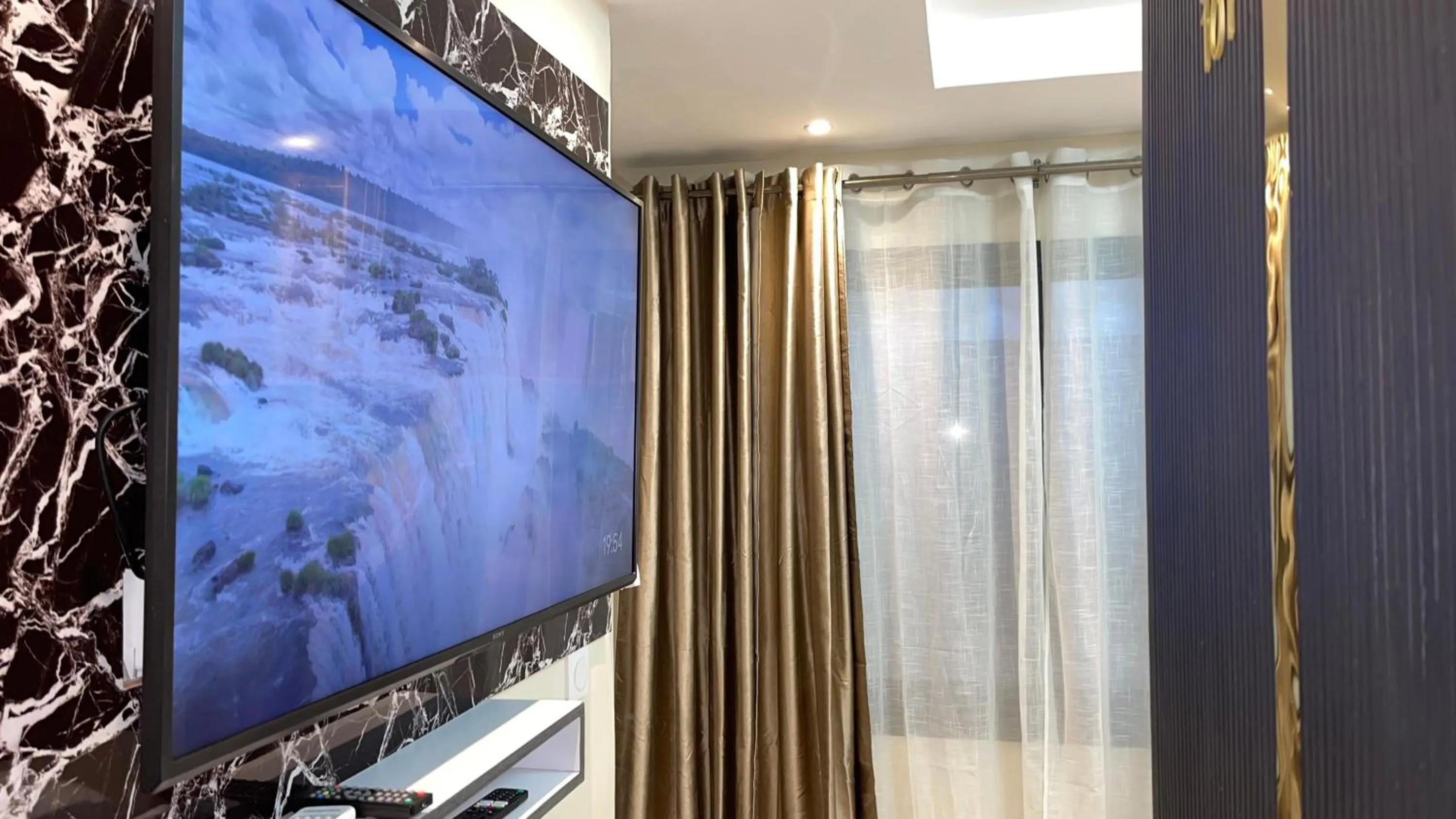 TV and multimedia in Suna' a Home Bonapriso