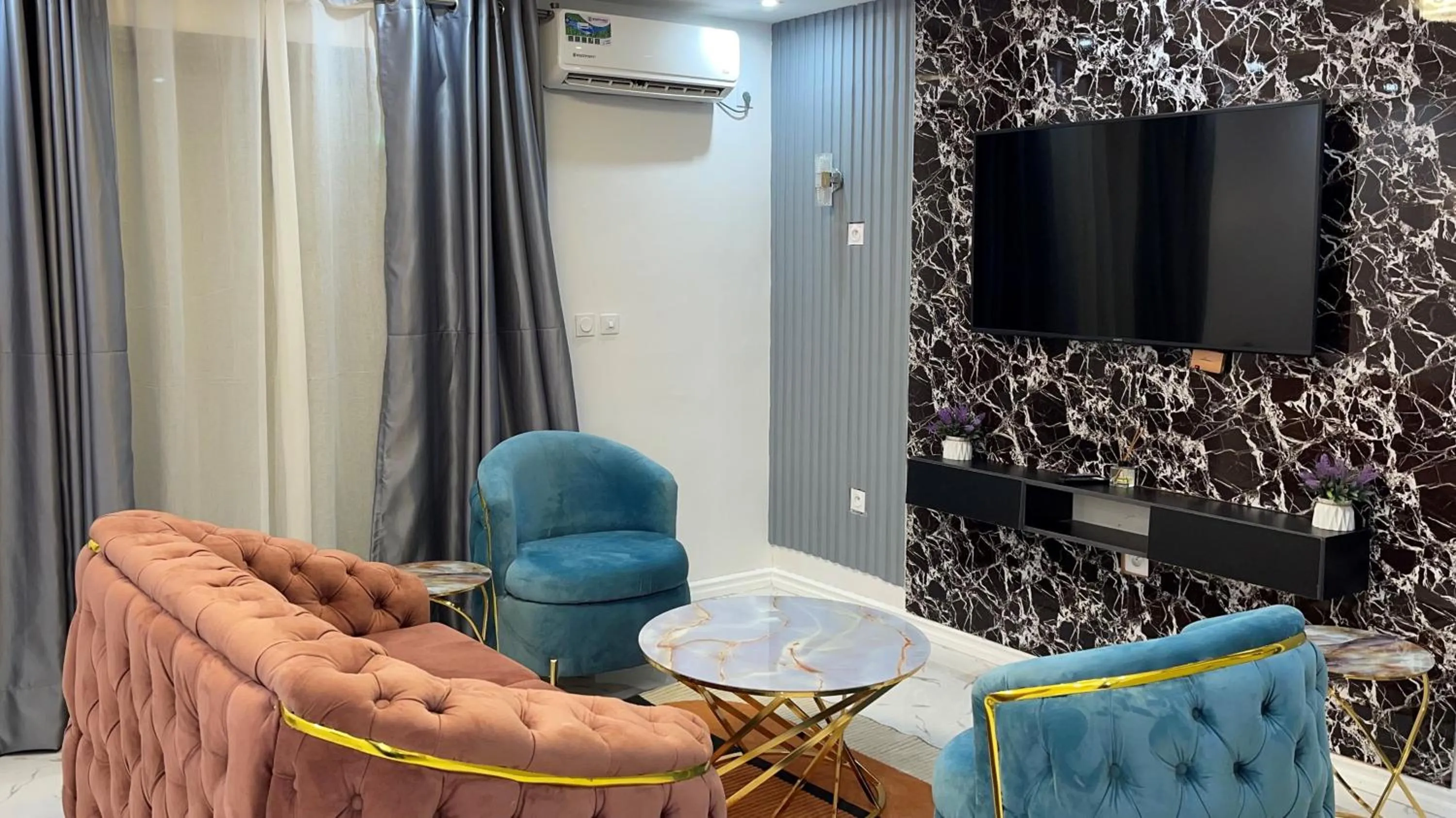 TV and multimedia in Suna' a Home Bonapriso