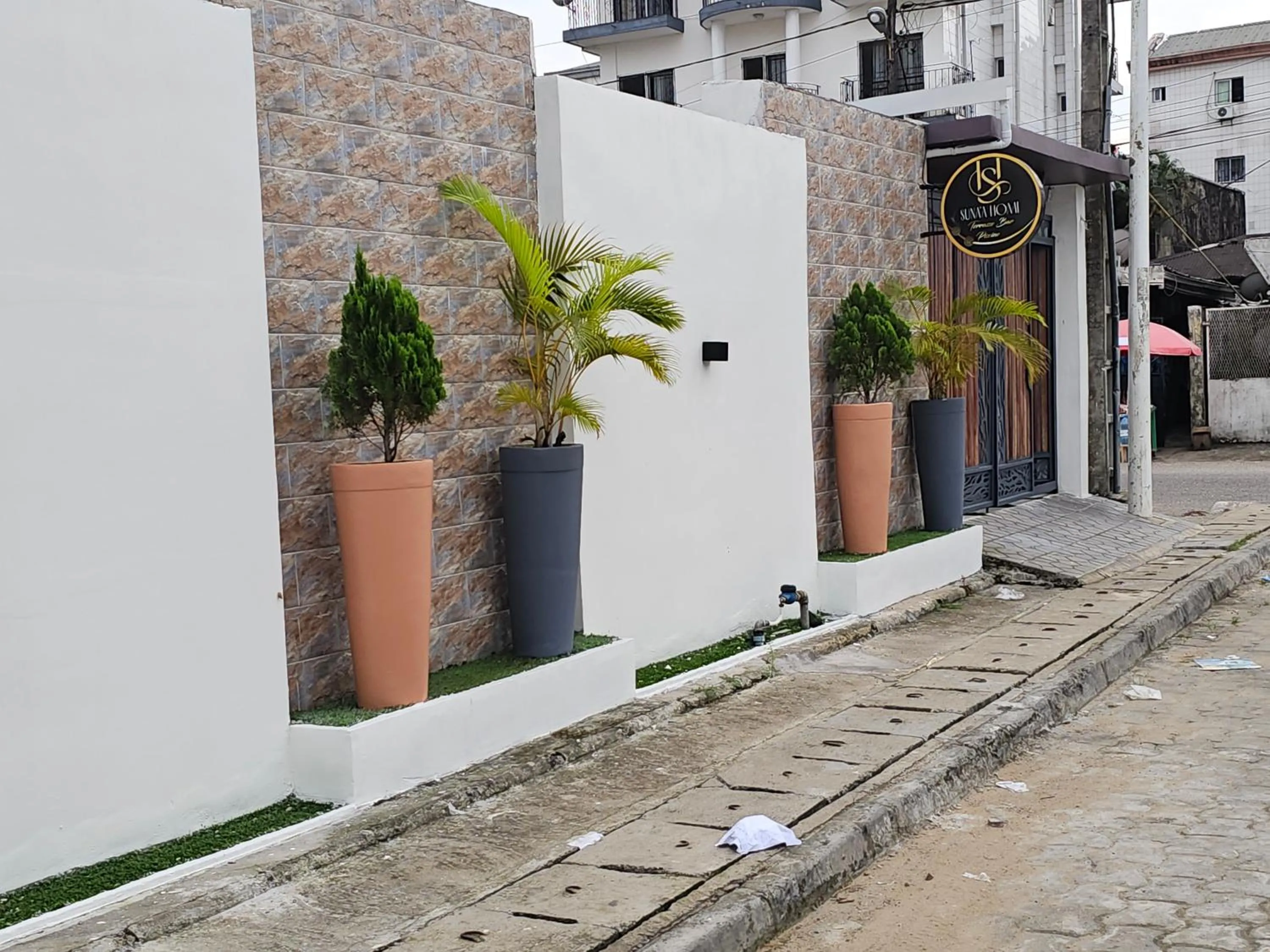 Street view in Suna' a Home Bonapriso