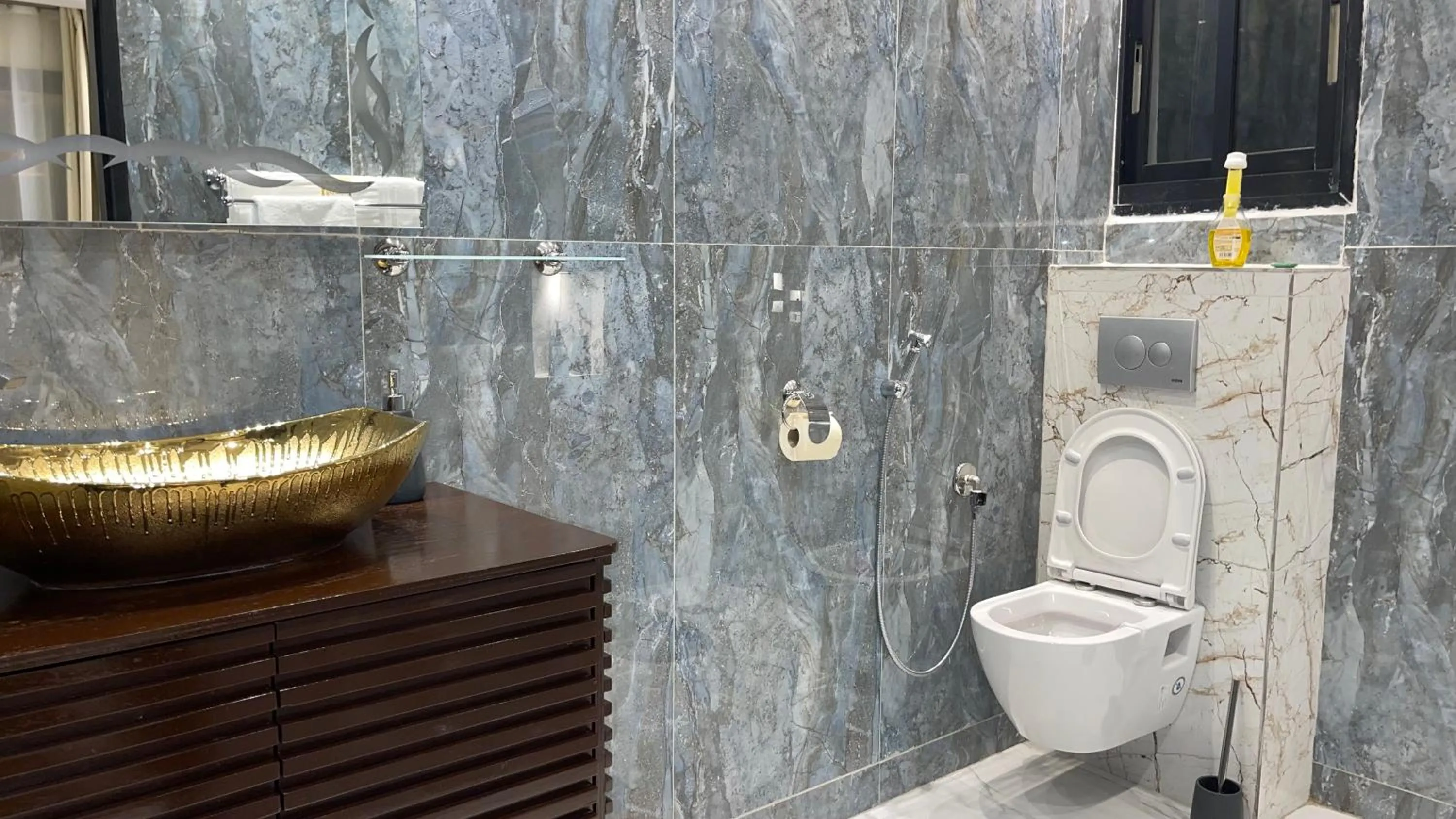 Bathroom in Suna' a Home Bonapriso