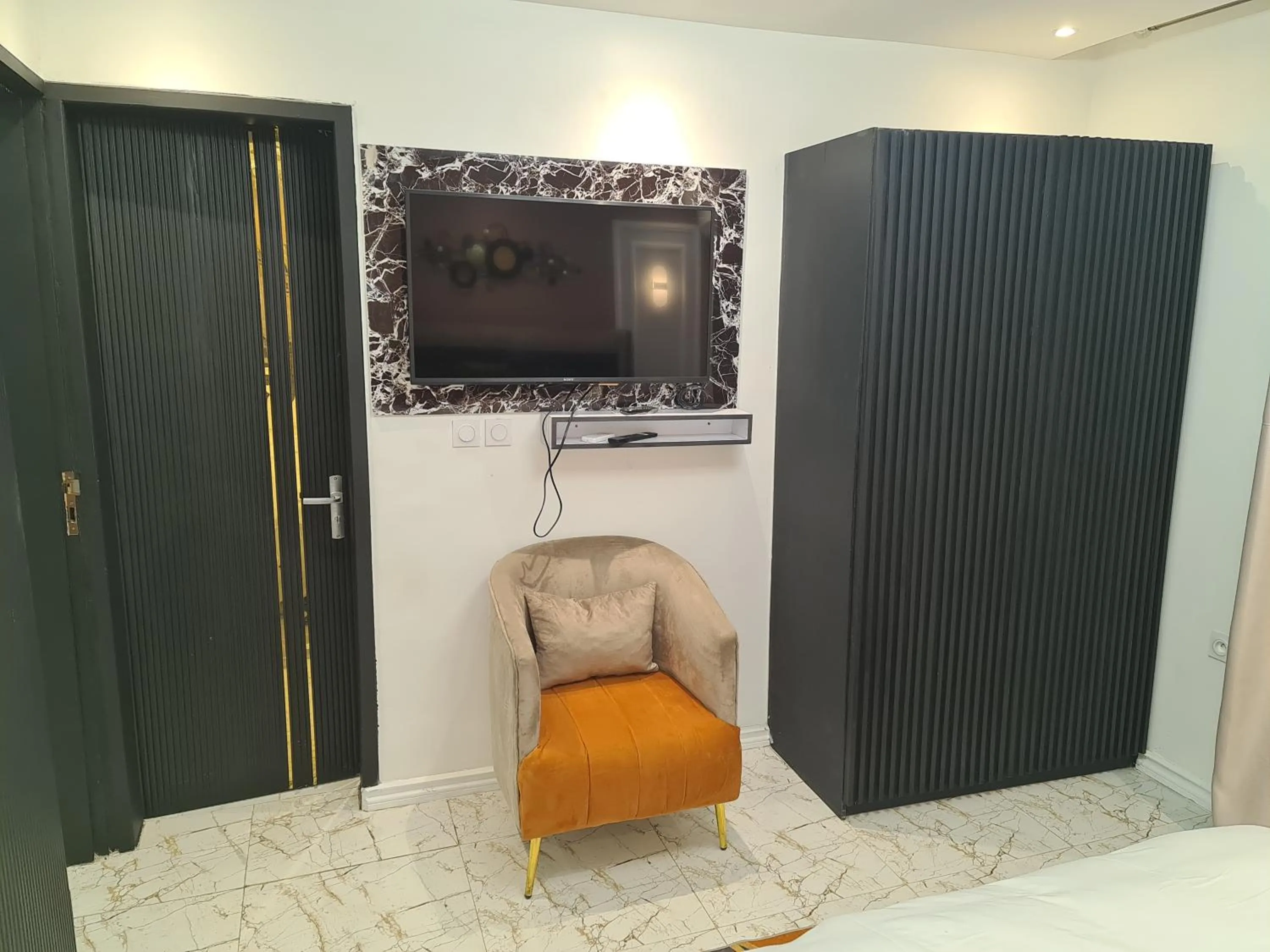 wardrobe in Suna' a Home Bonapriso