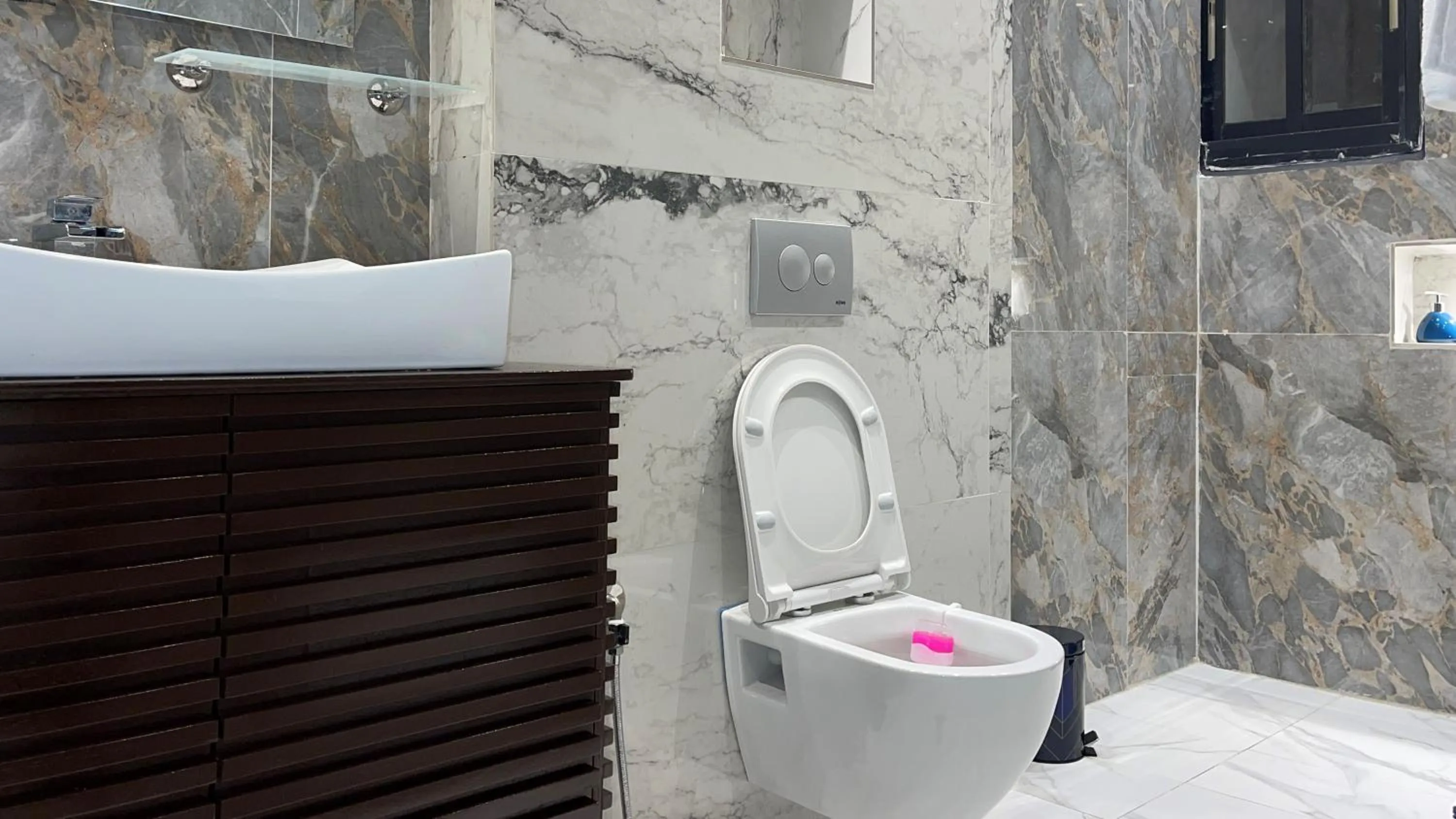 Toilet in Suna' a Home Bonapriso