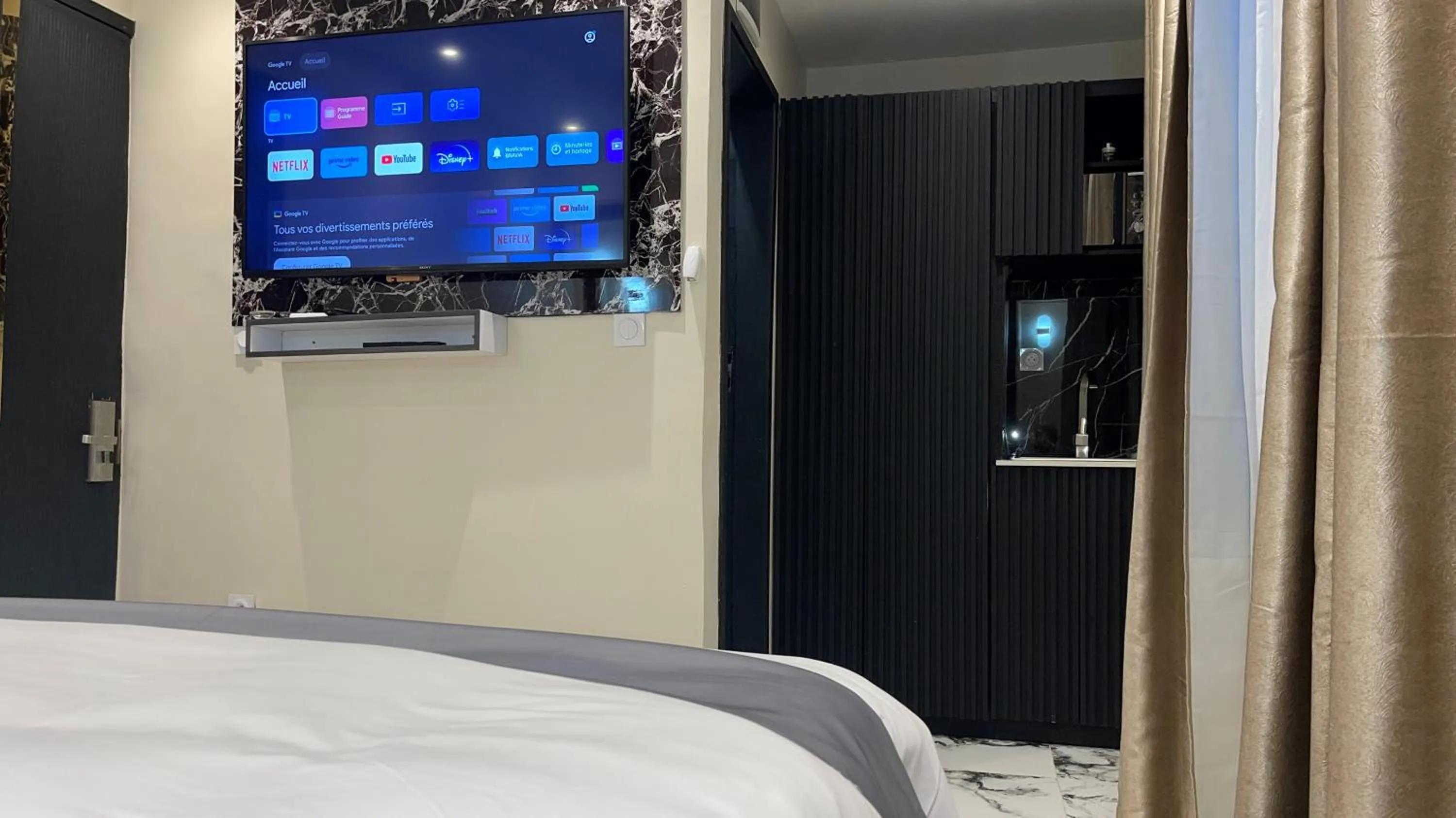 minibar, Bed in Suna' a Home Bonapriso