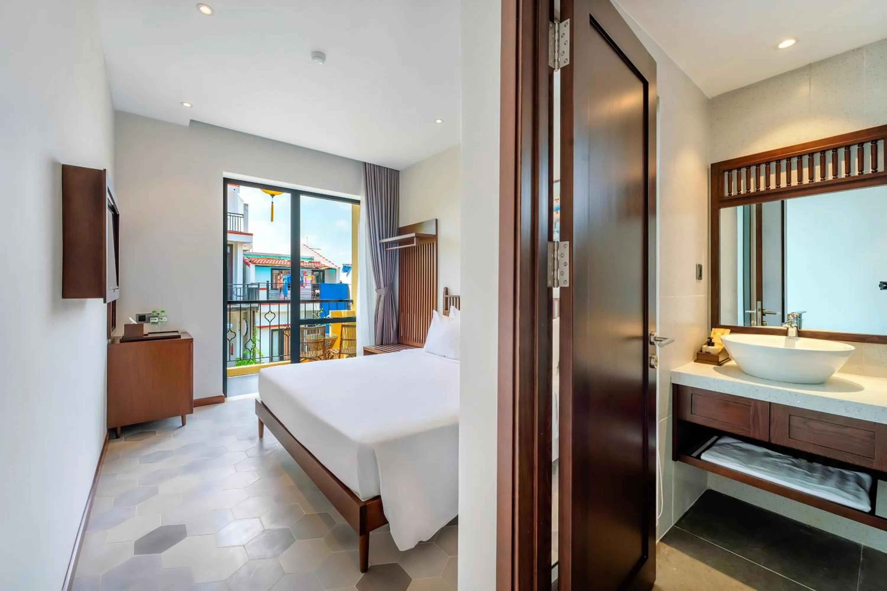 Bathroom, Bed in Chillax Old Town Villa