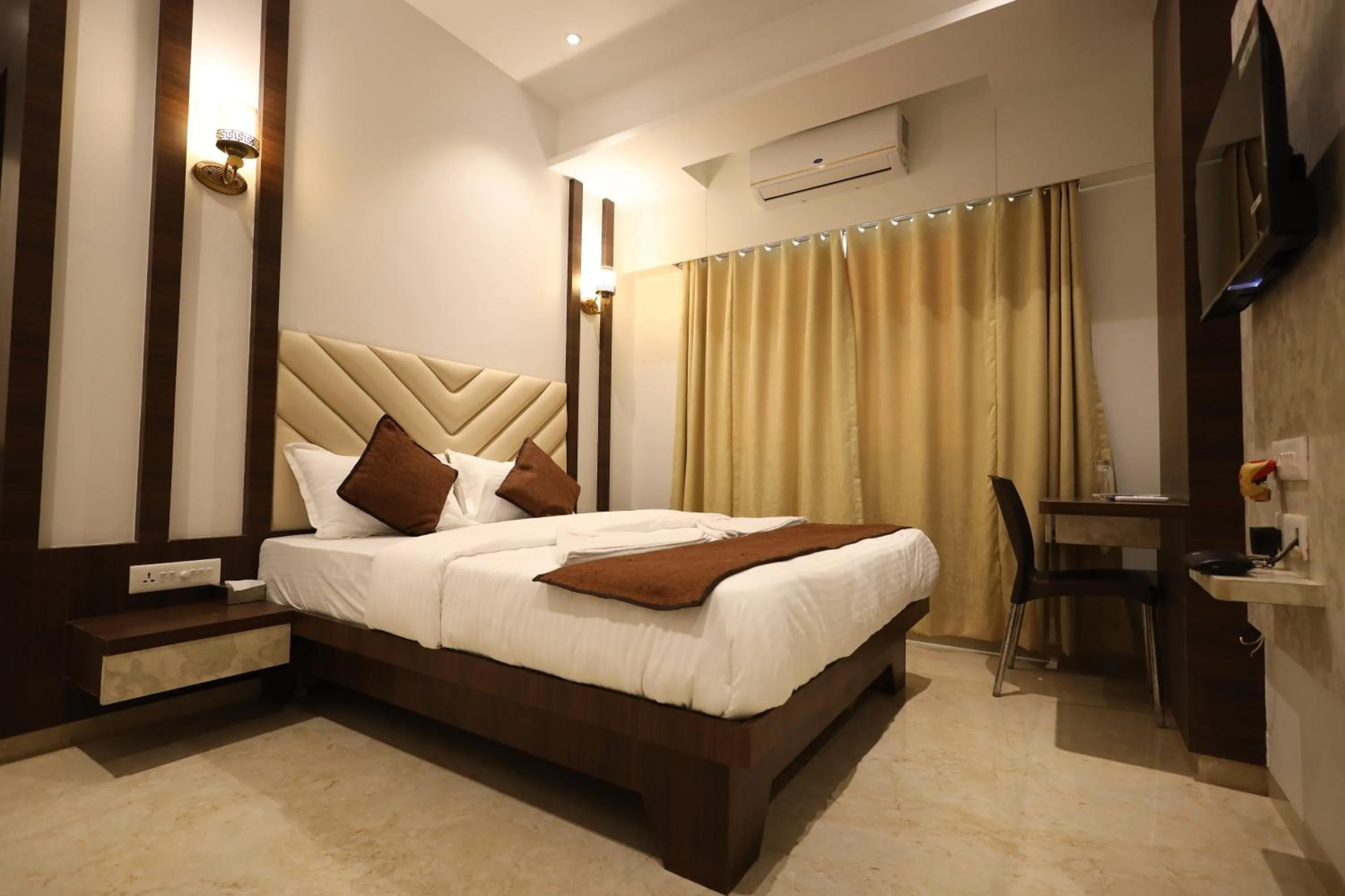 Deluxe Queen Room - single occupancy in Hotel Stay Inn-MAHAPE