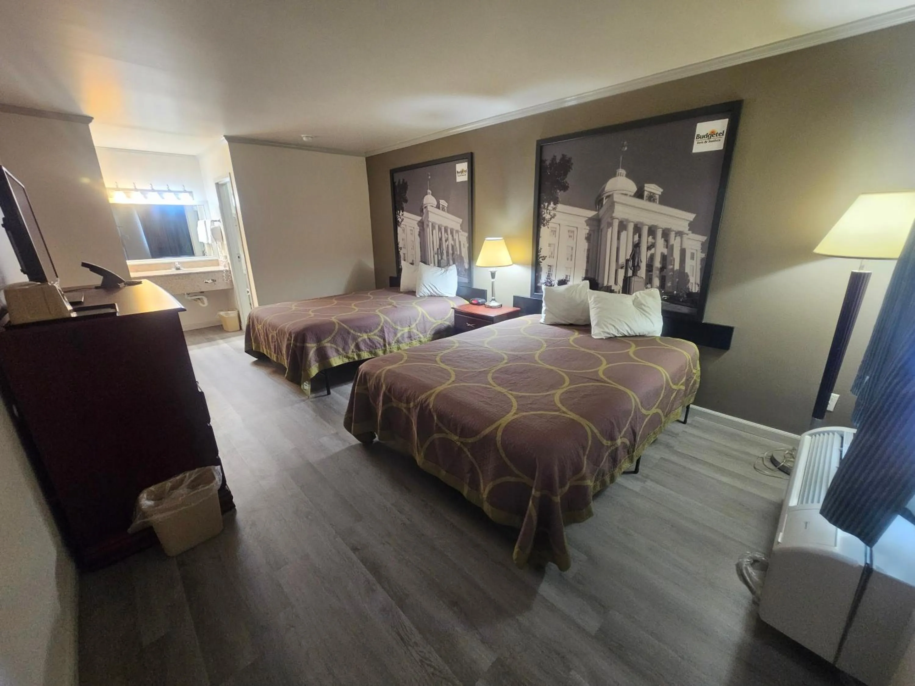 Photo of the whole room, Bed in Super 8 by Wyndham Moody