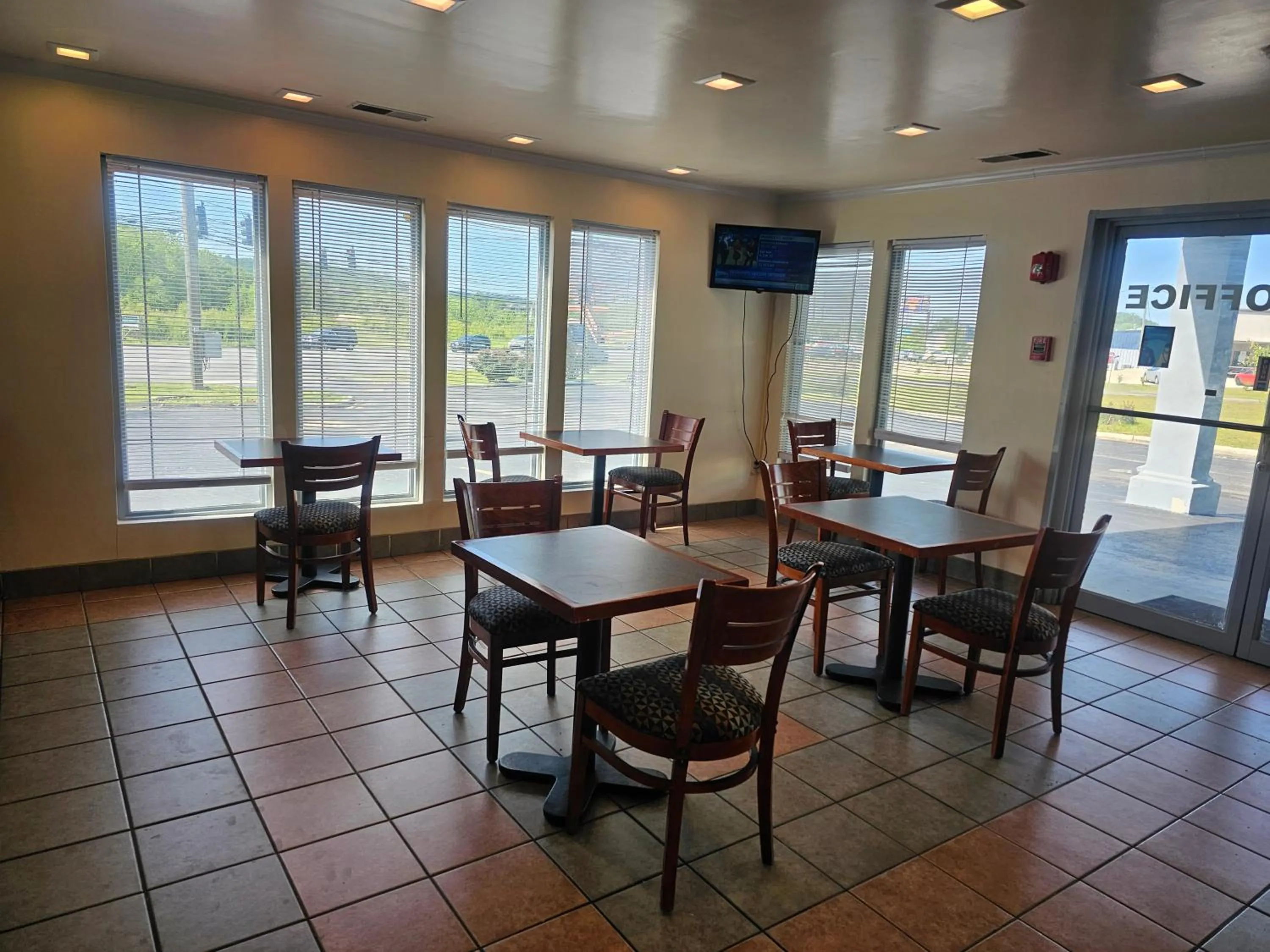 Breakfast, Restaurant/Places to Eat in Super 8 by Wyndham Moody