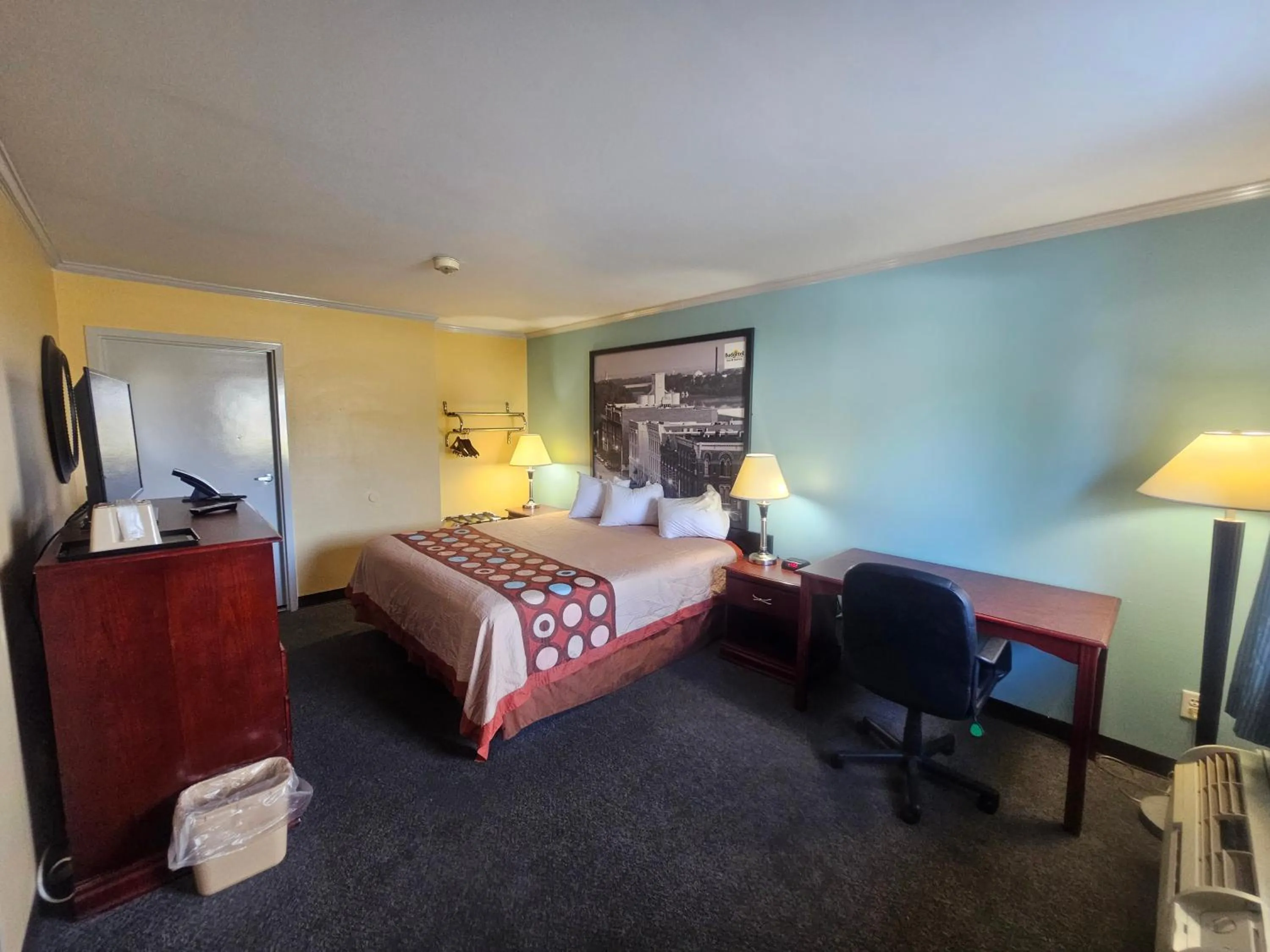 Photo of the whole room, Bed in Super 8 by Wyndham Moody