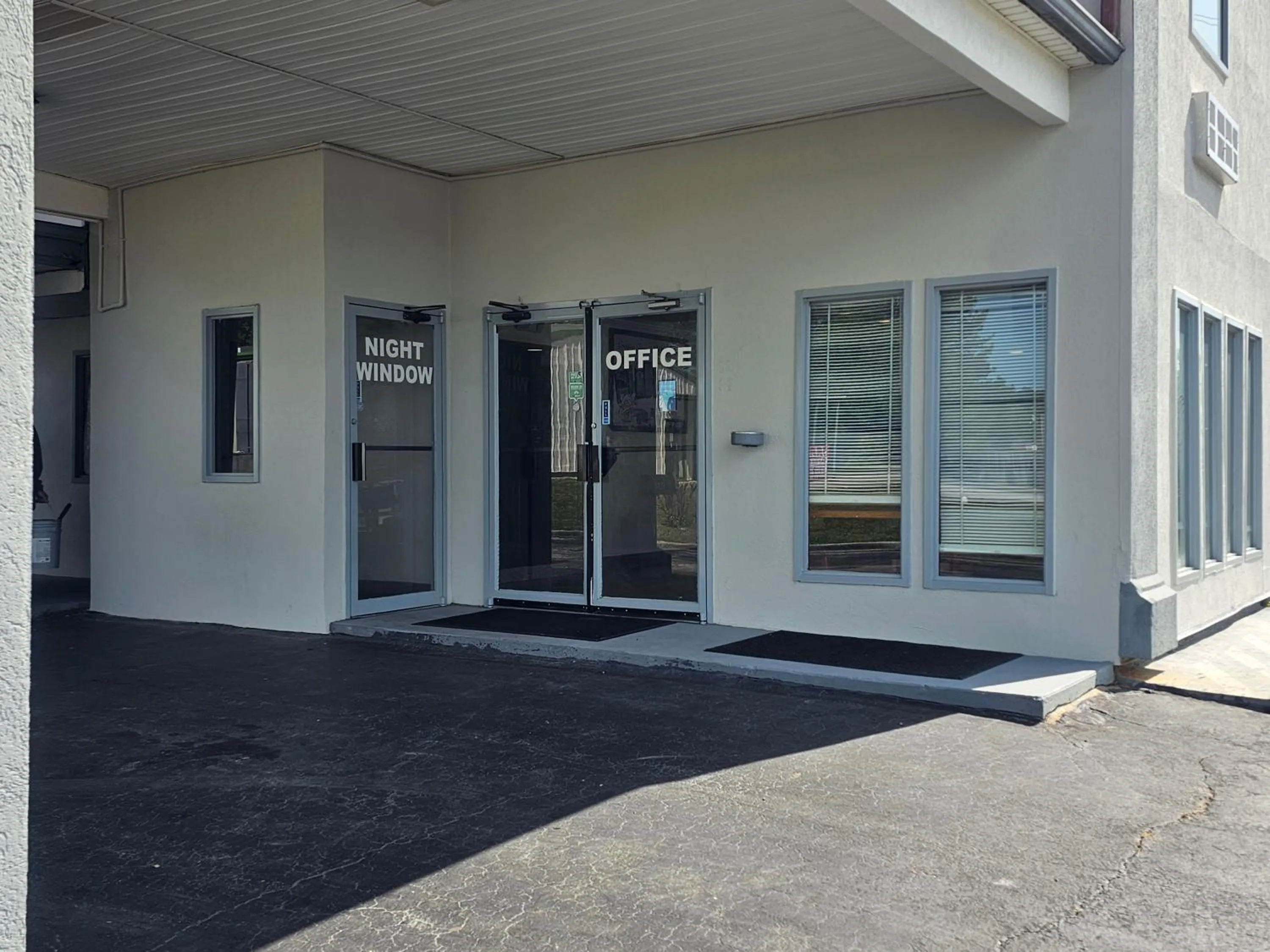 Facade/entrance in Super 8 by Wyndham Moody