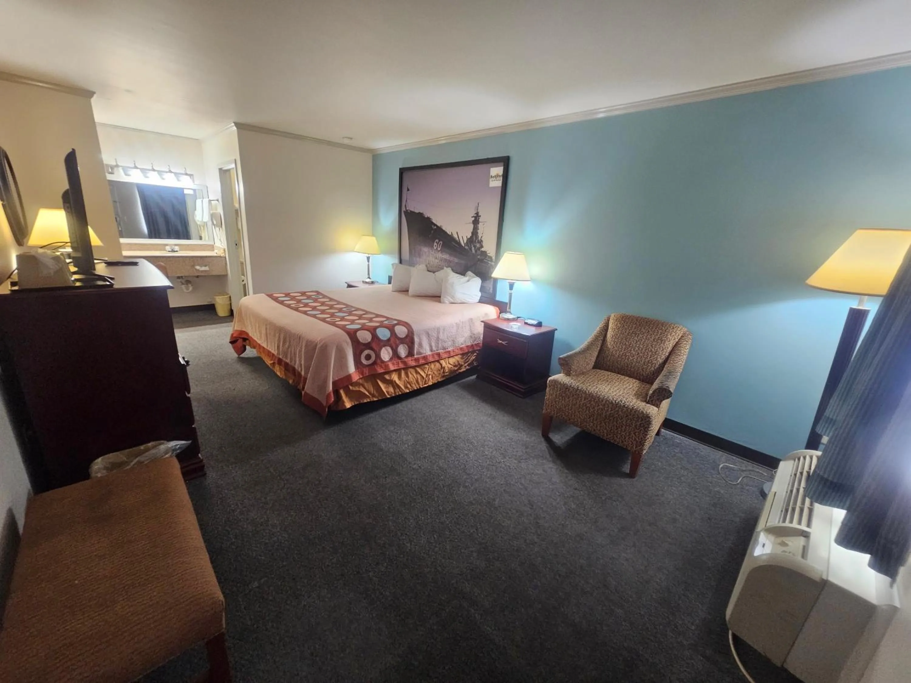 Photo of the whole room, Bed in Super 8 by Wyndham Moody