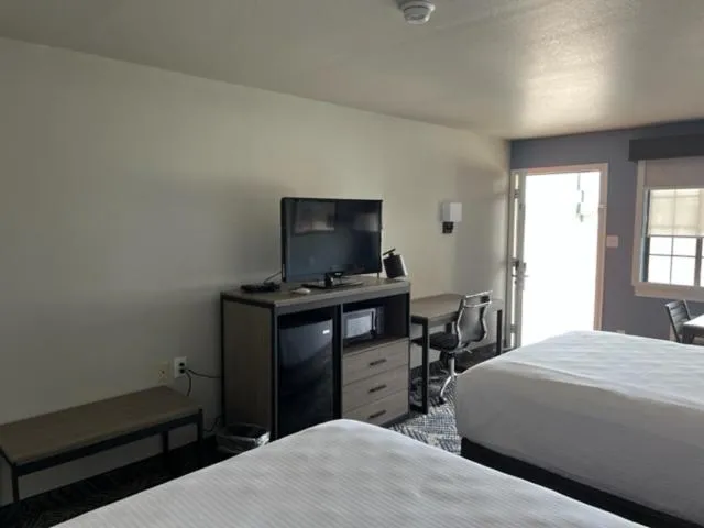 Communal lounge/ TV room in GARDEN INN & Suites