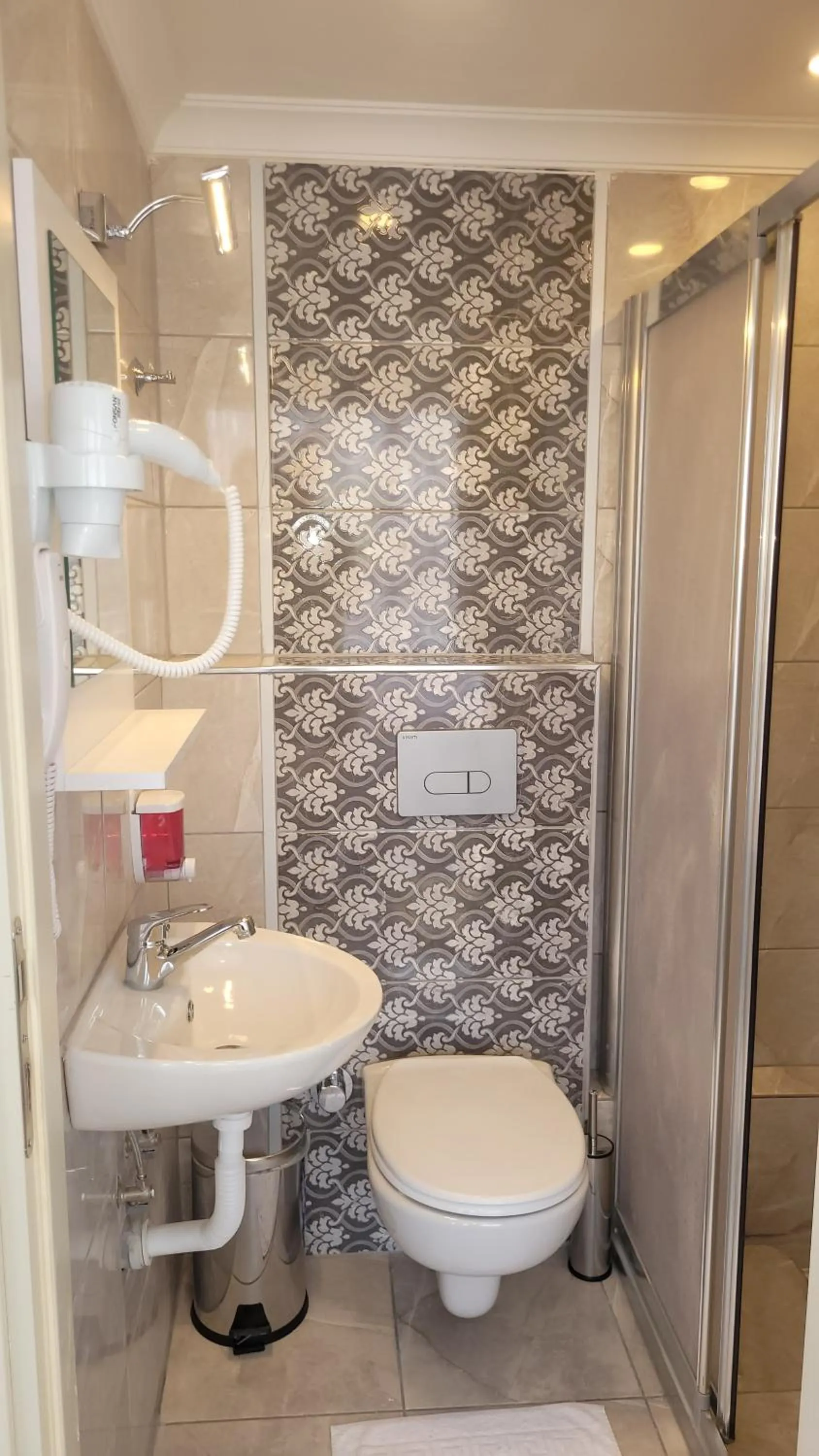 Shower in MEHMET BEY HOTEL