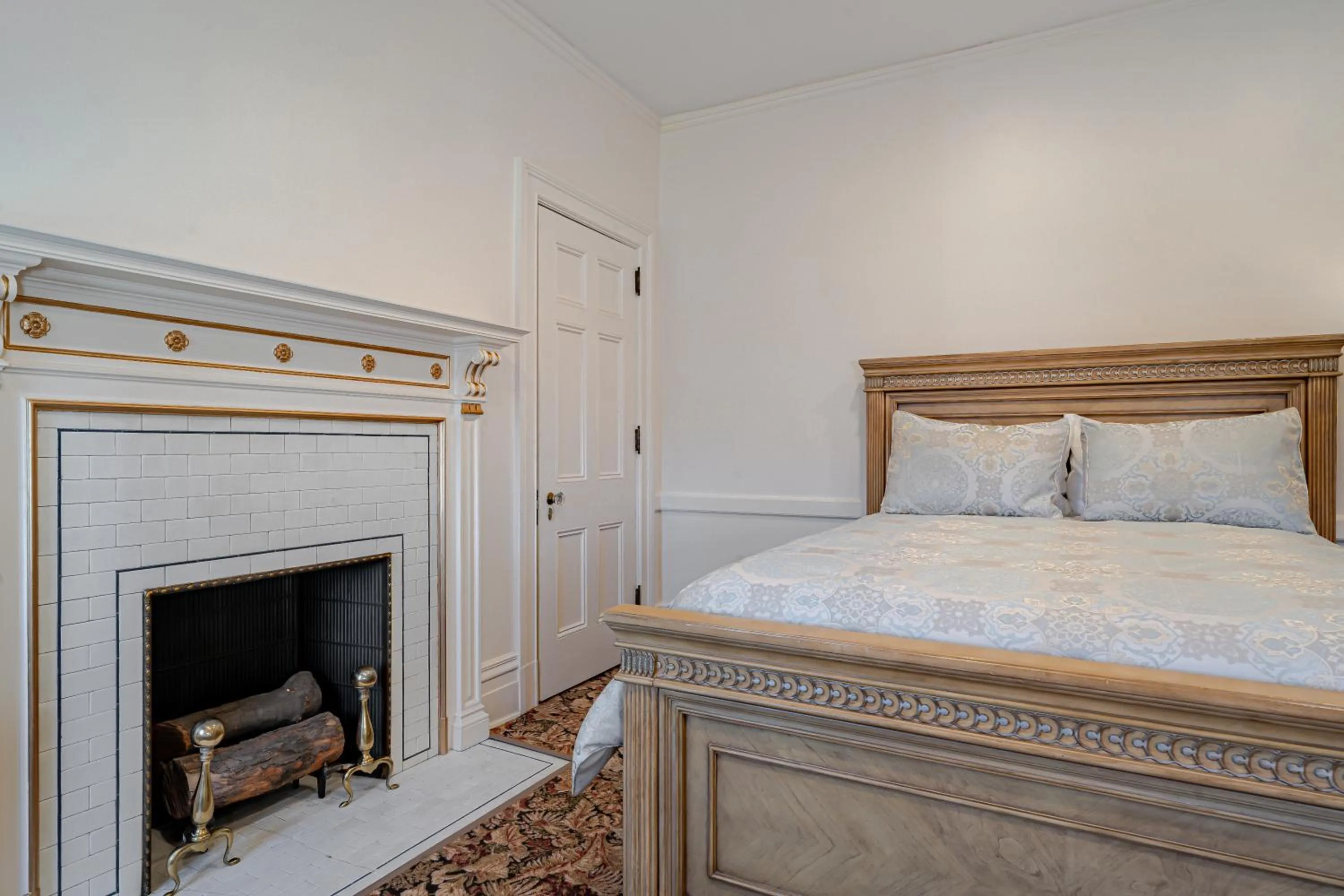 Bed in The Grandeur Estate