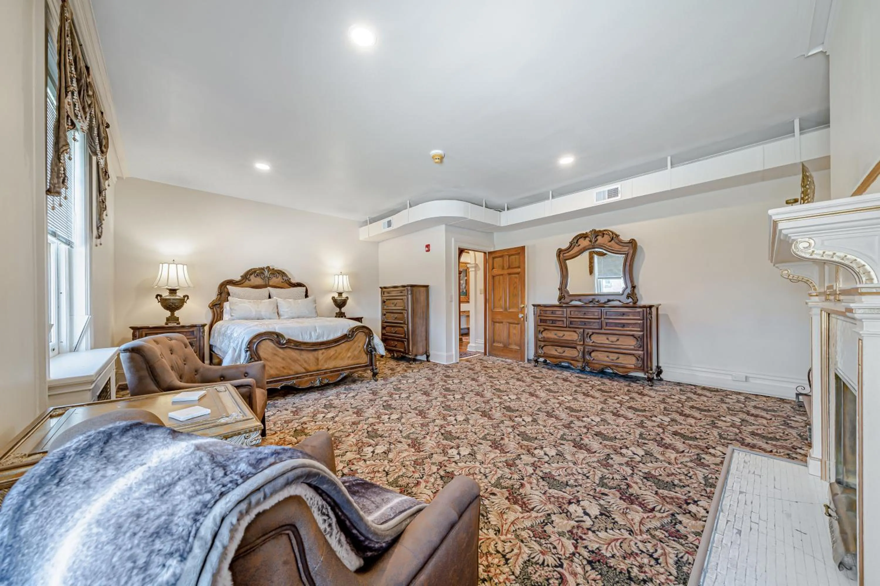 Photo of the whole room, Bed in The Grandeur Estate