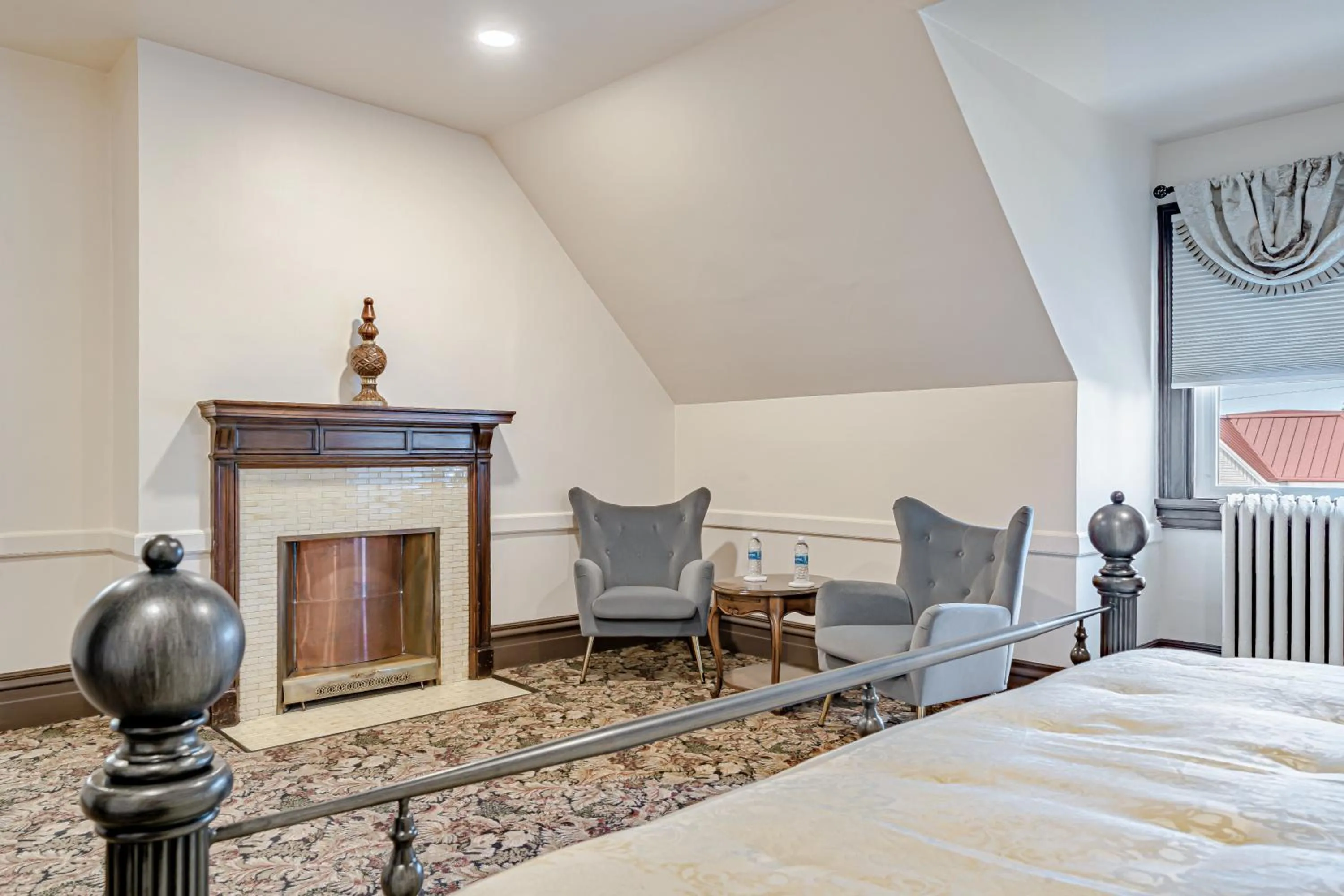 Seating area, Bed in The Grandeur Estate