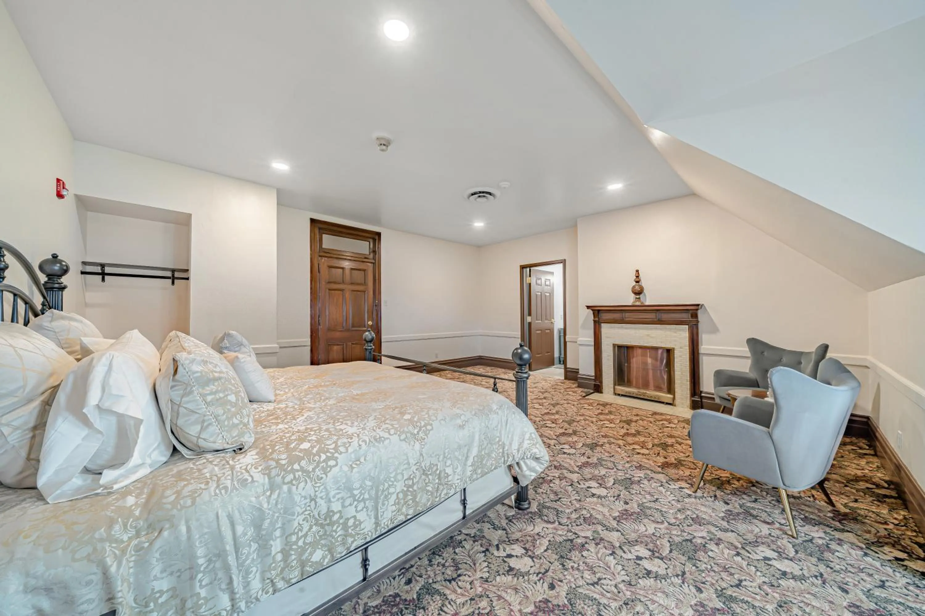 Photo of the whole room, Bed in The Grandeur Estate