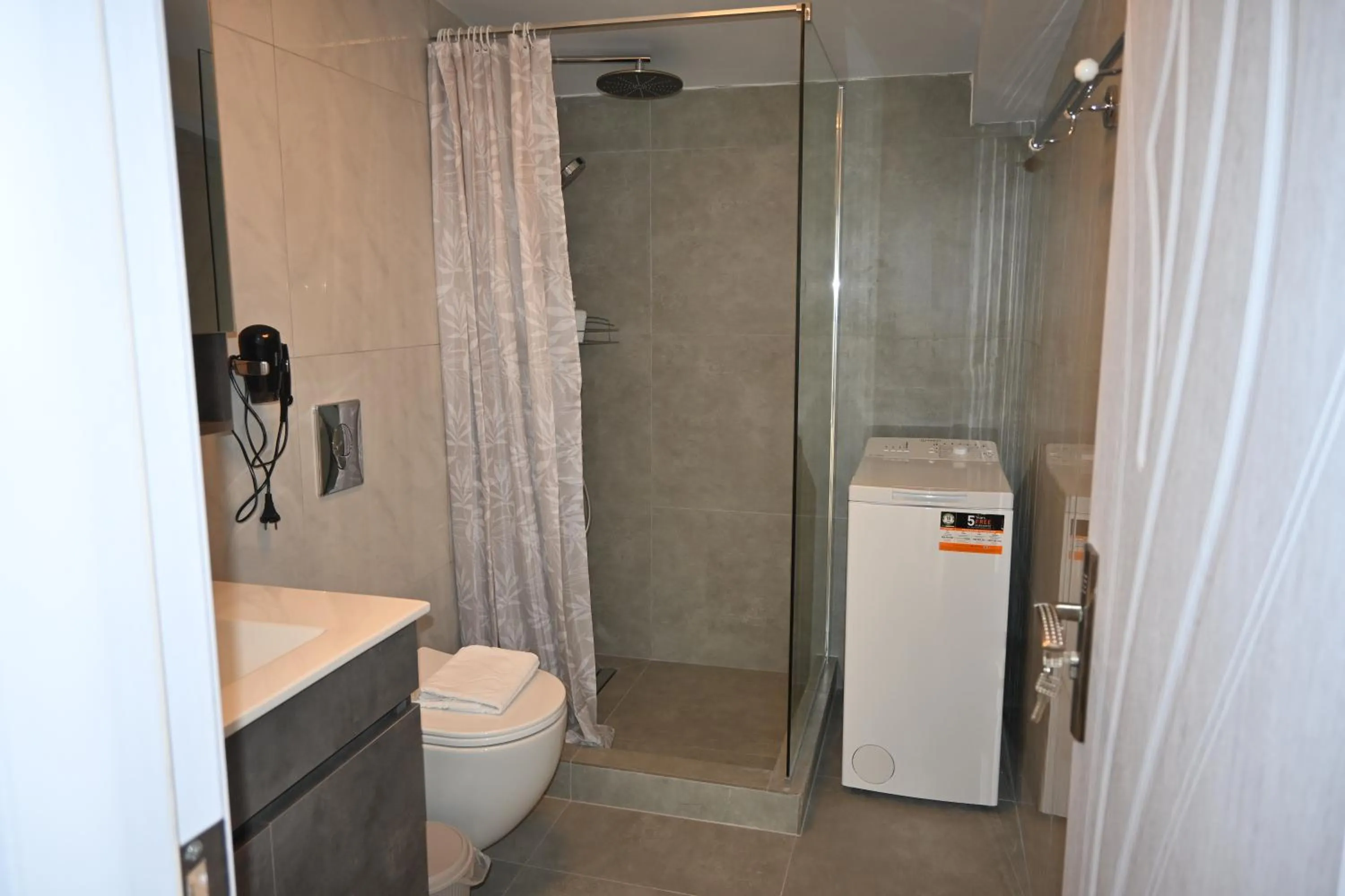 Shower in Doukas Aparthotel