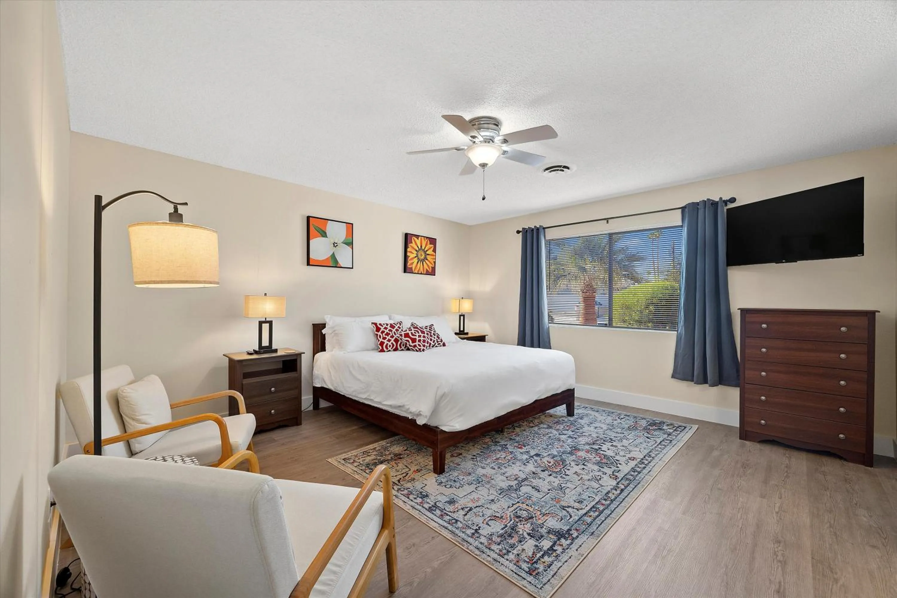 Bed in Stylish home with pool and spa