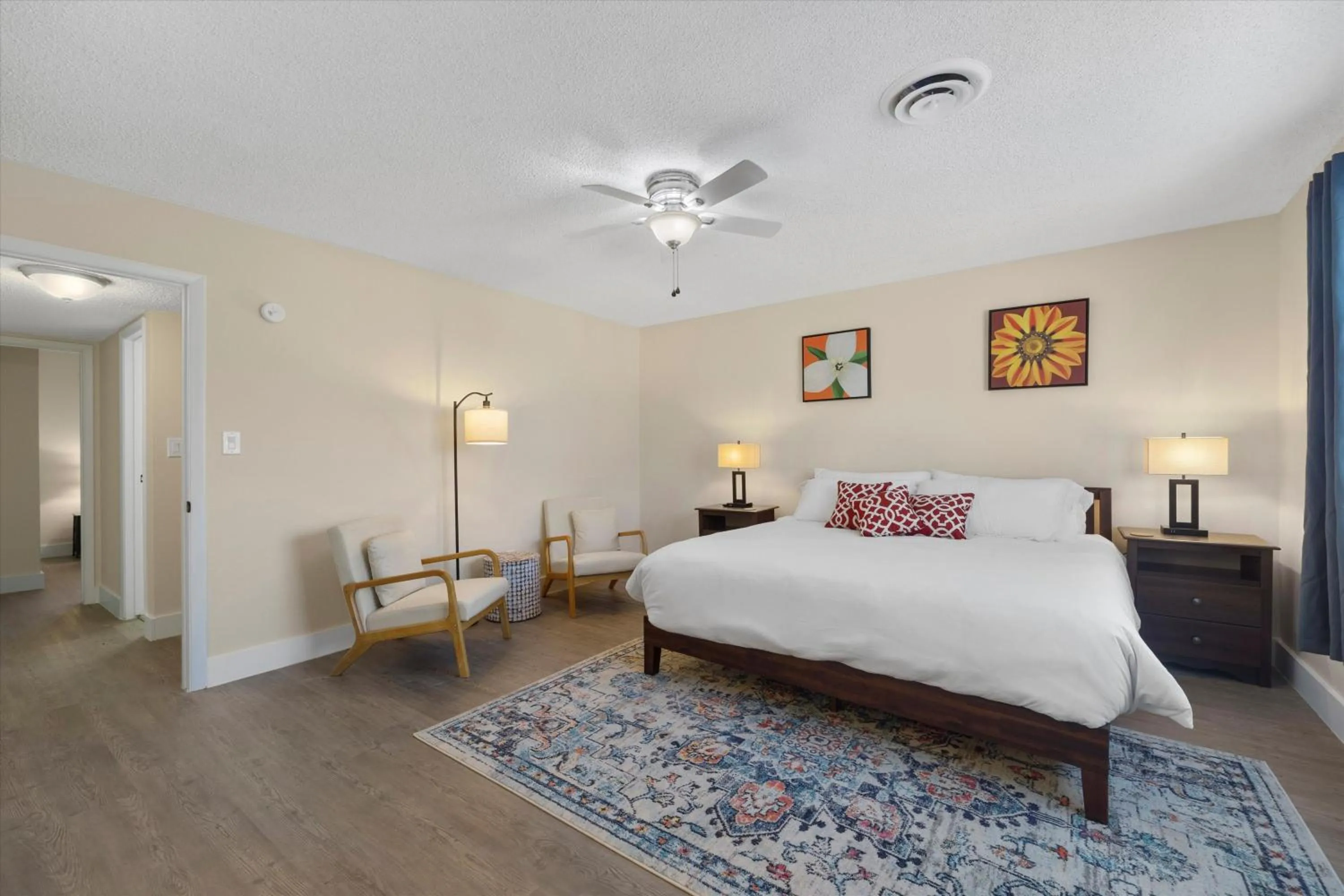 Bed in Stylish home with pool and spa