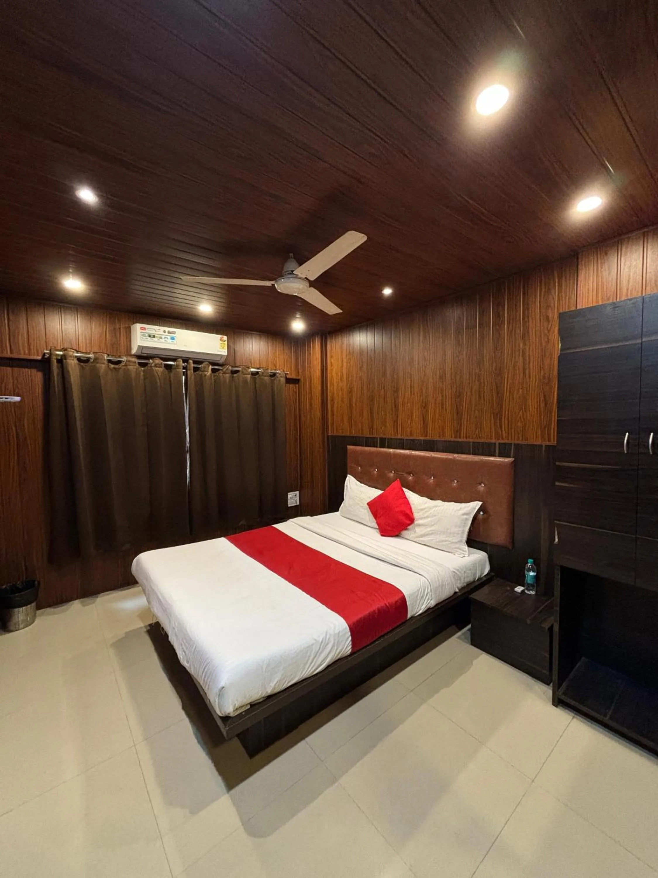 Bed in Hotel Borivali Executive - Near Borivali Railway Station