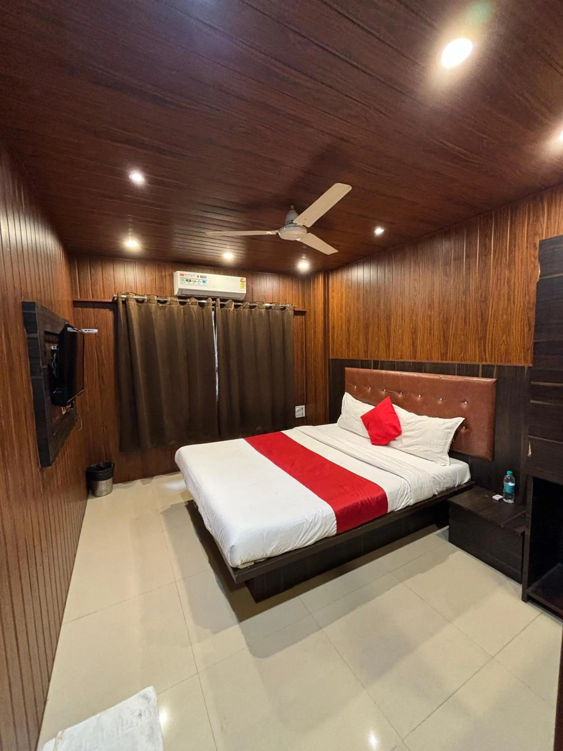 Bed in Hotel Borivali Executive - Near Borivali Railway Station
