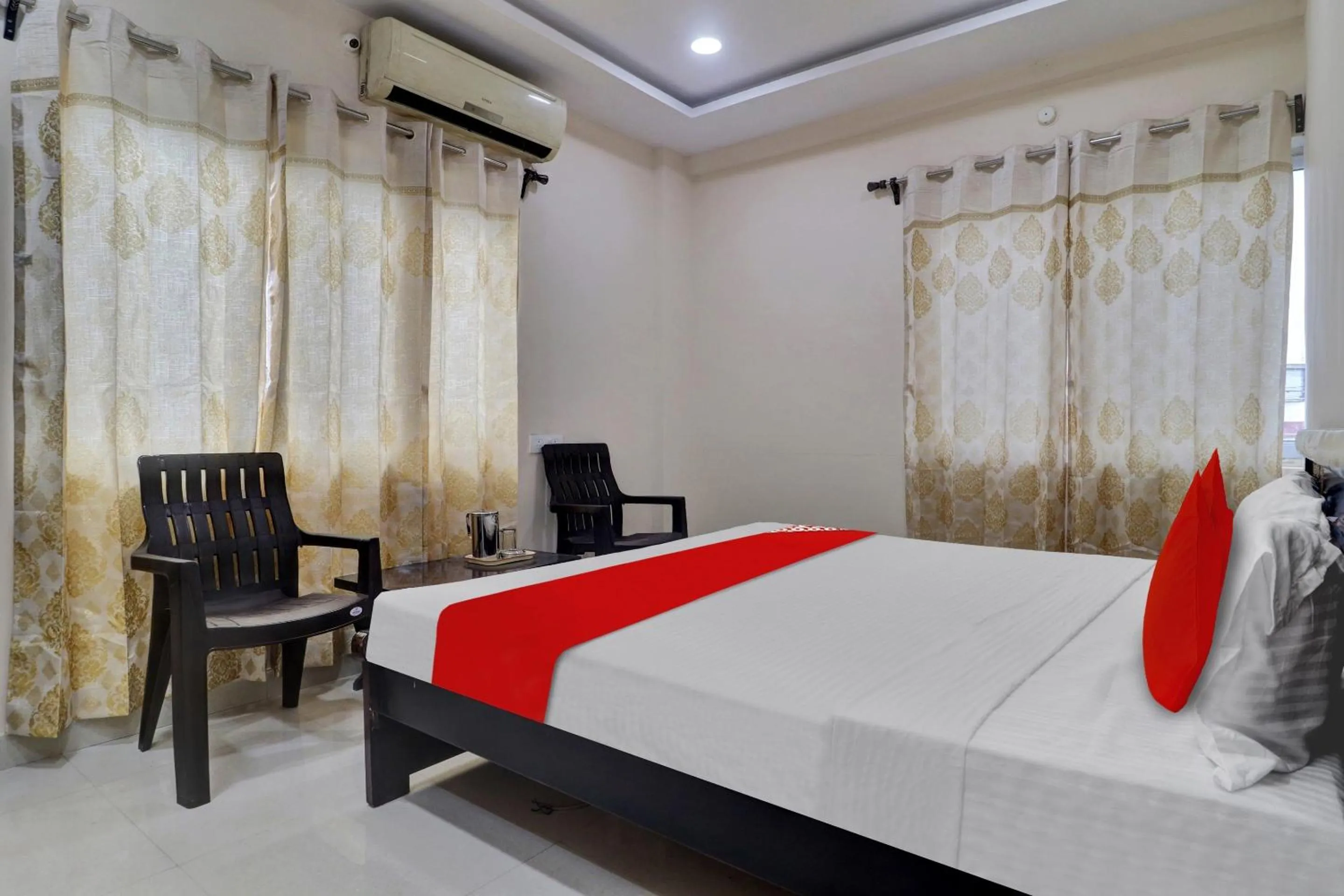 Facade/entrance, Bed in Hotel O Shri Ganesh Residency