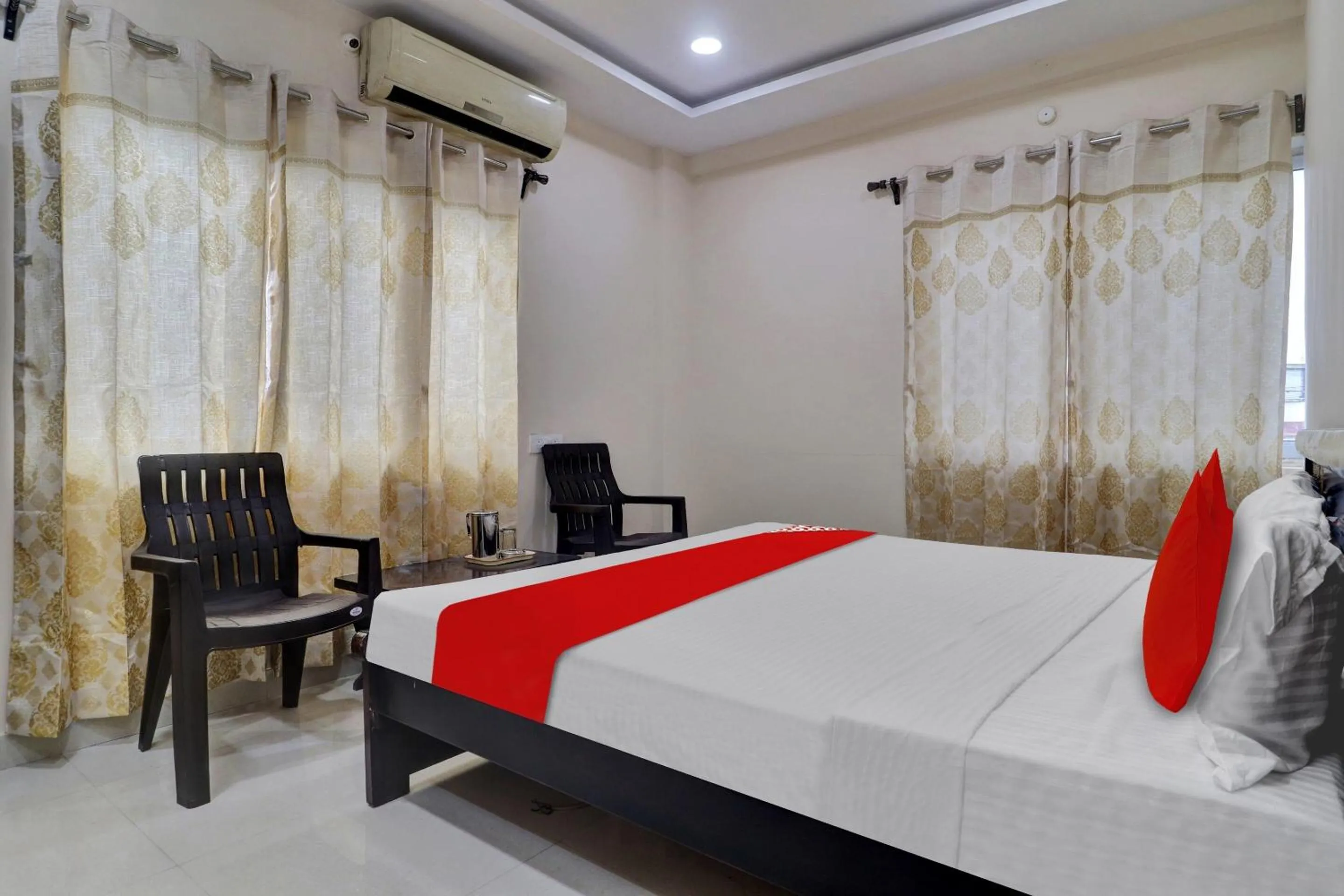 Facade/entrance, Bed in Hotel O Shri Ganesh Residency