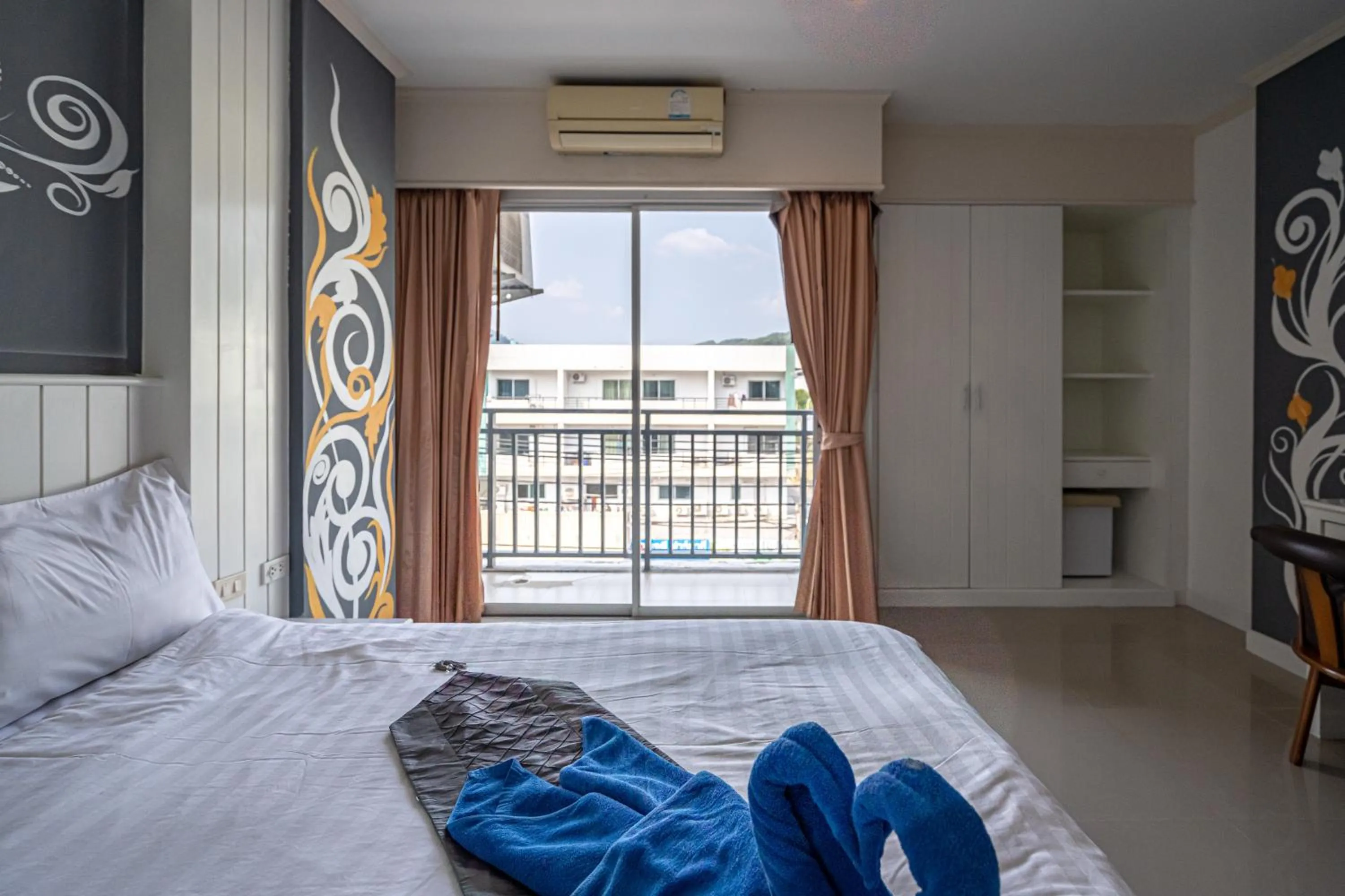 Bed in Santi White House Patong