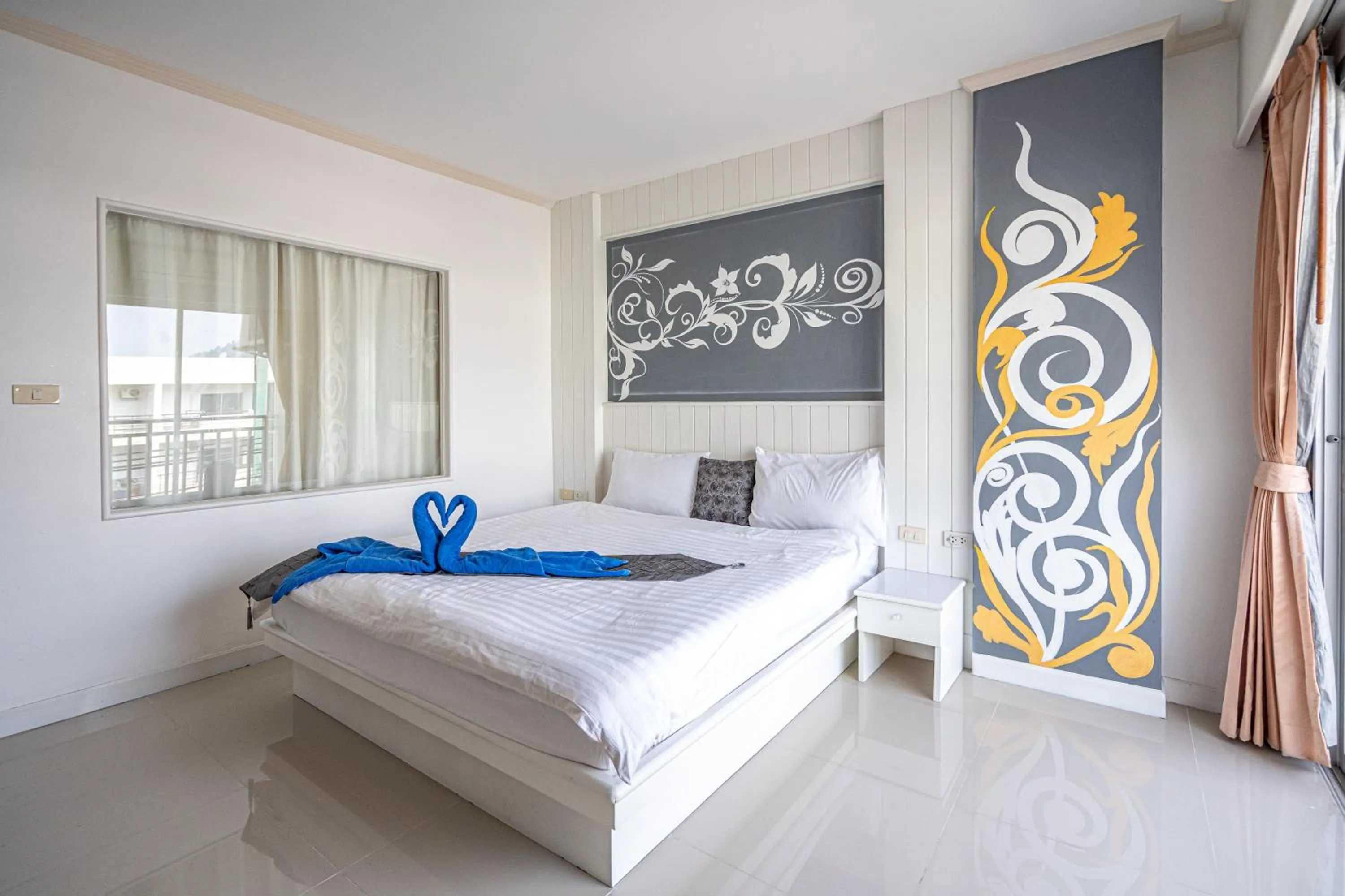 Photo of the whole room in Santi White House Patong