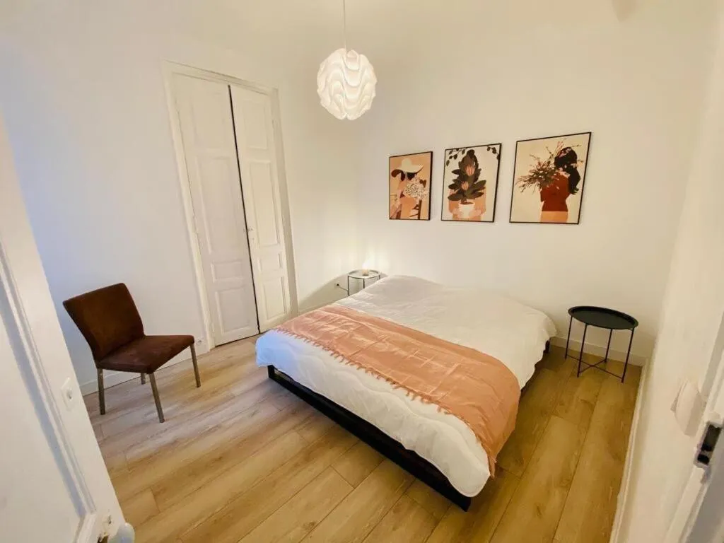 Bedroom, Bed in Au coeur de ville