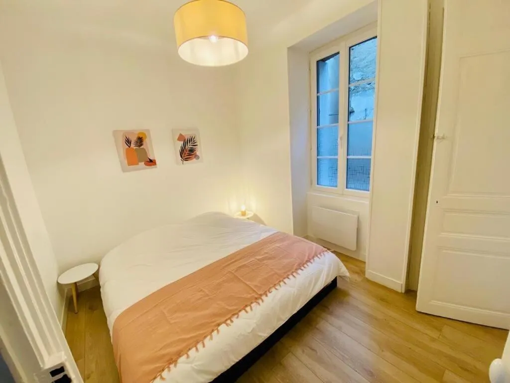 Bedroom, Bed in Au coeur de ville