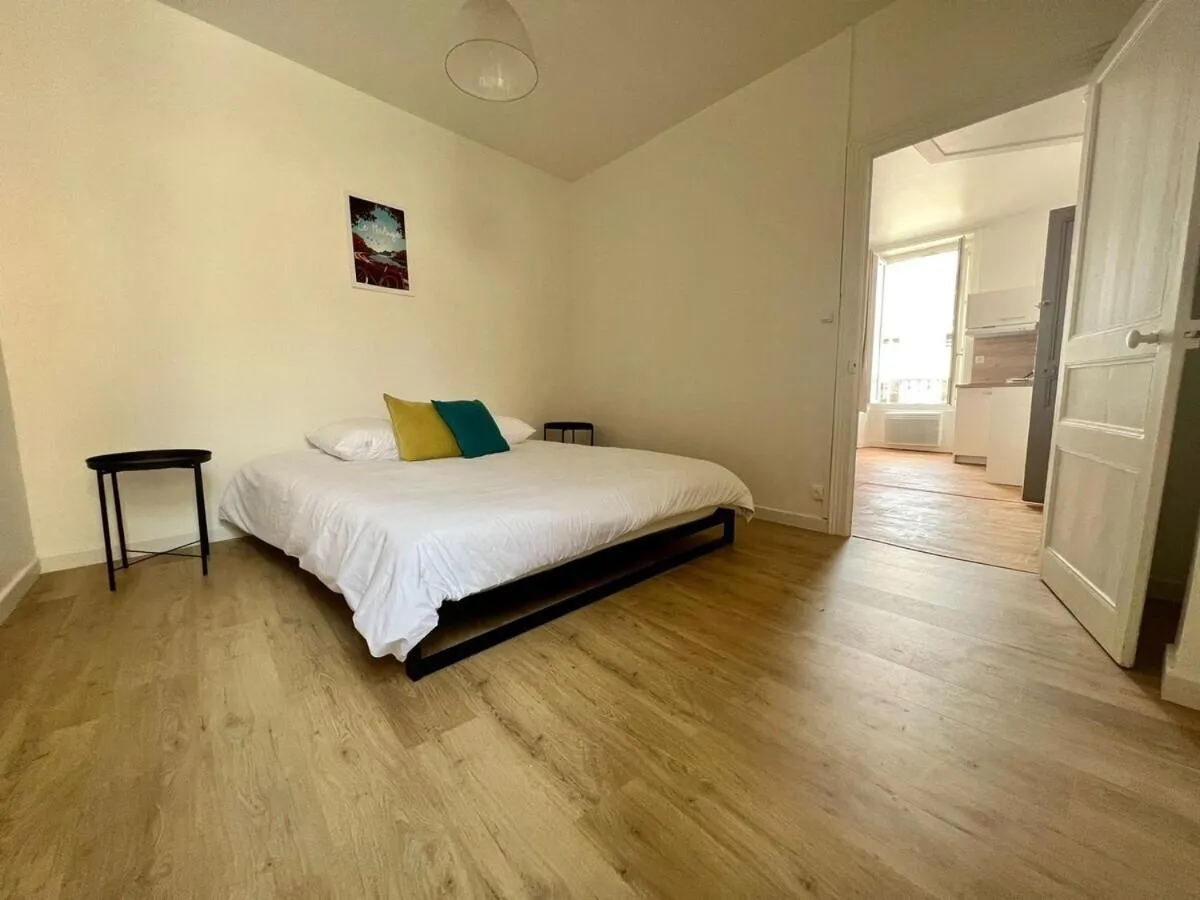 Bedroom, Bed in Au coeur de ville