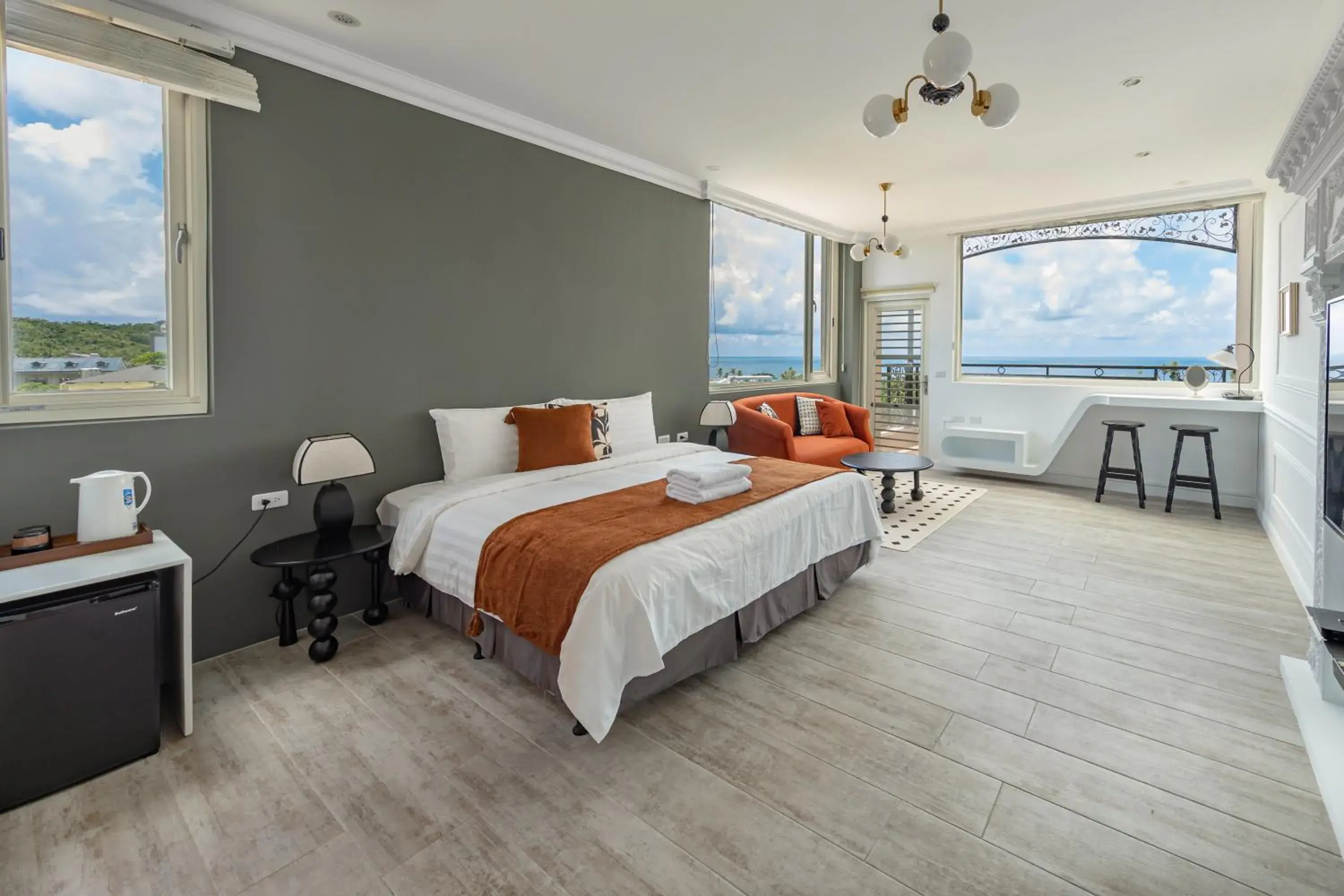 Deluxe Double Room with Balcony and Sea View in Sunset Mu Style Inn Deluxe Double Room with Balcony and Sea View in Sunset Mu Style Inn