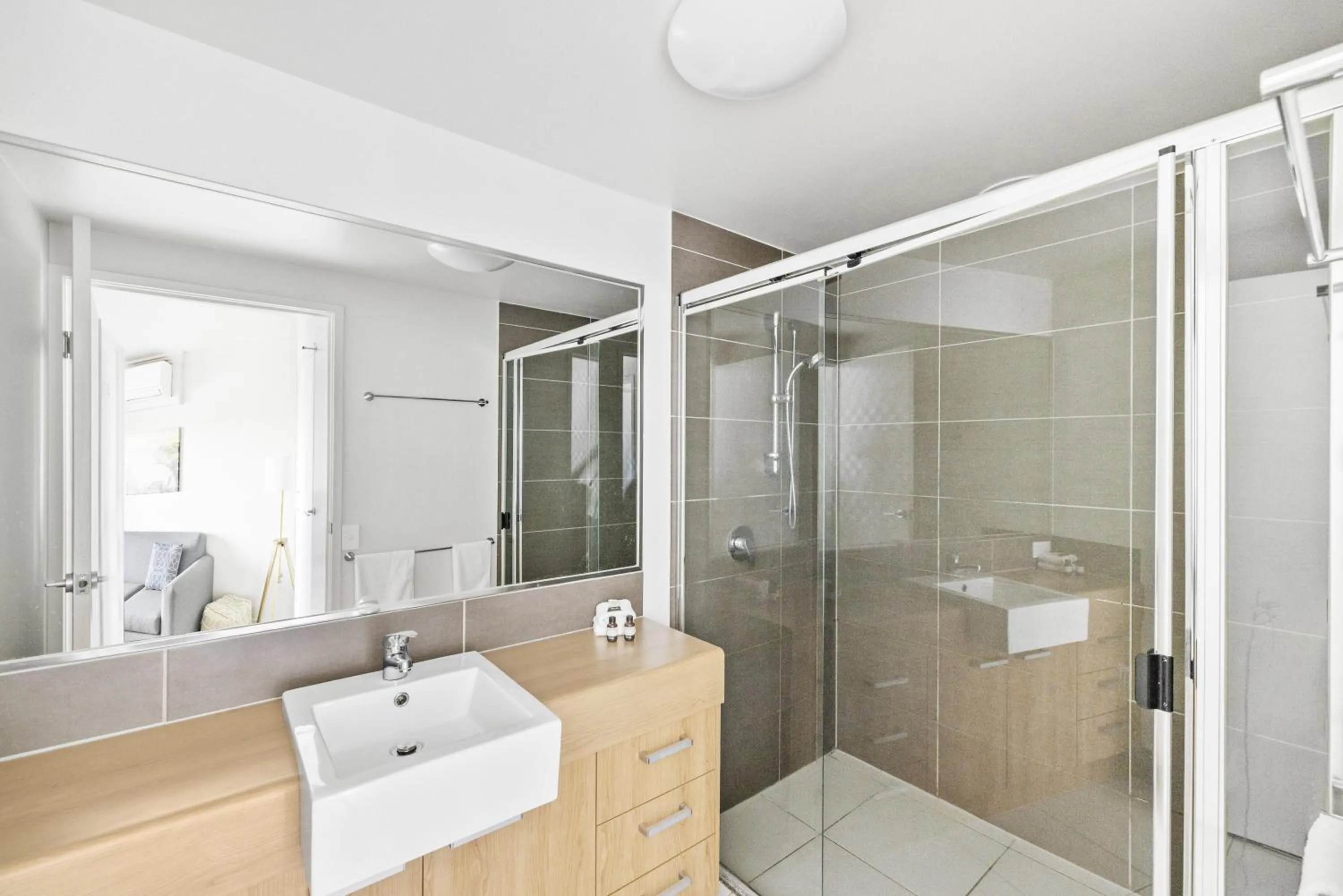 Shower in Broadwater on the Peninsula