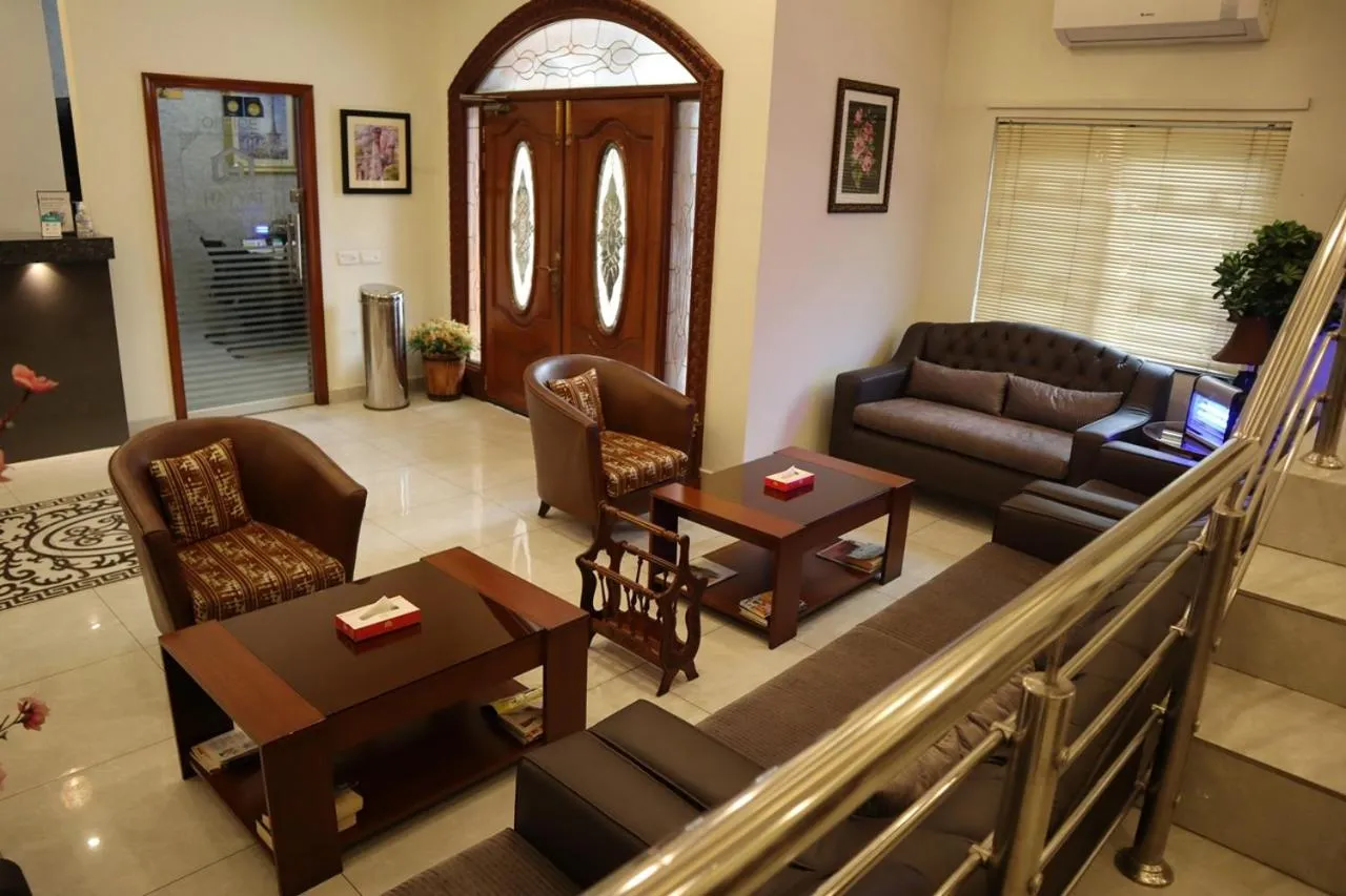 Communal lounge/ TV room in Hayyat Luxury Hotel Suites