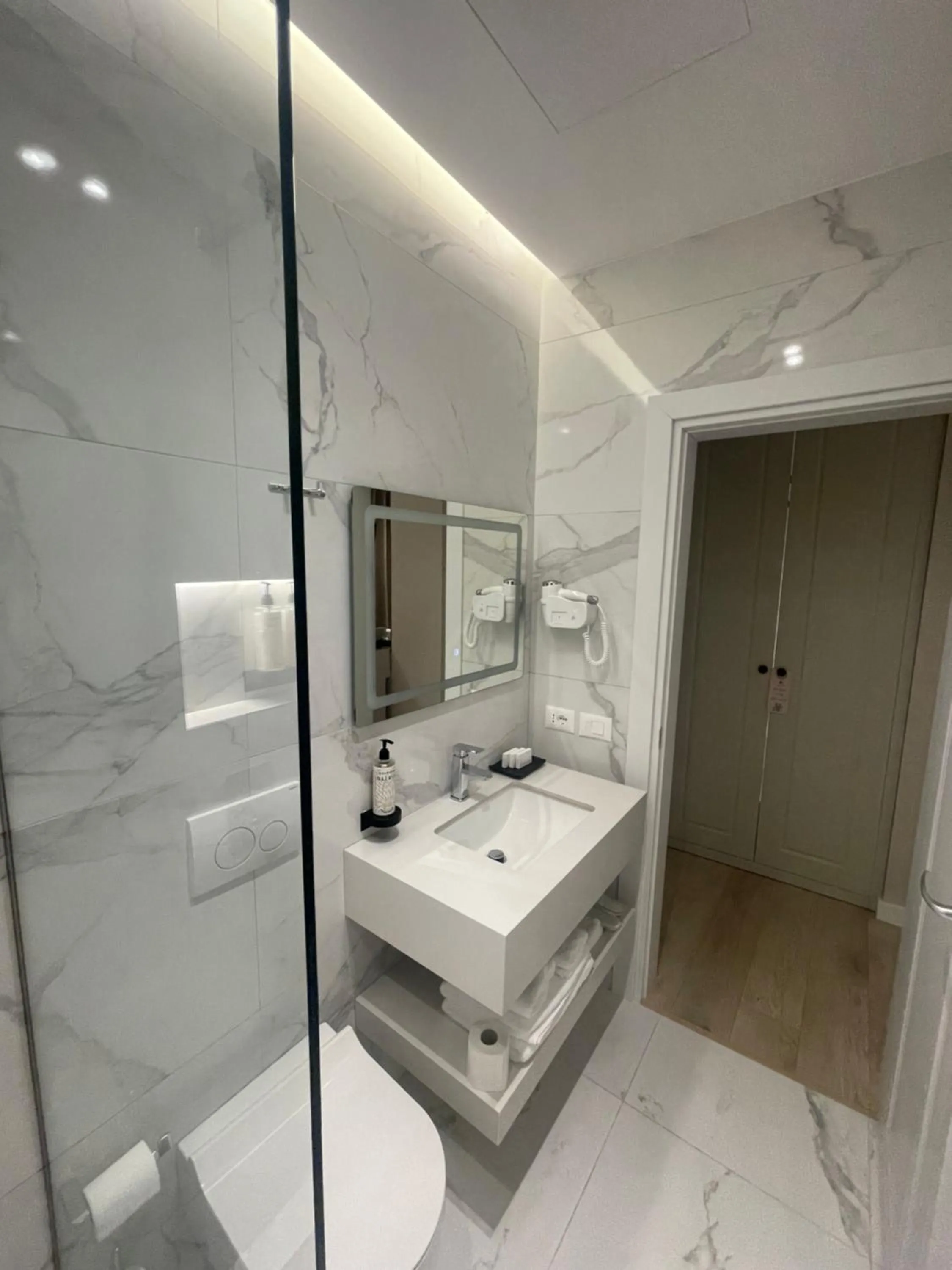 Bathroom, Bed in Seaside Hotel