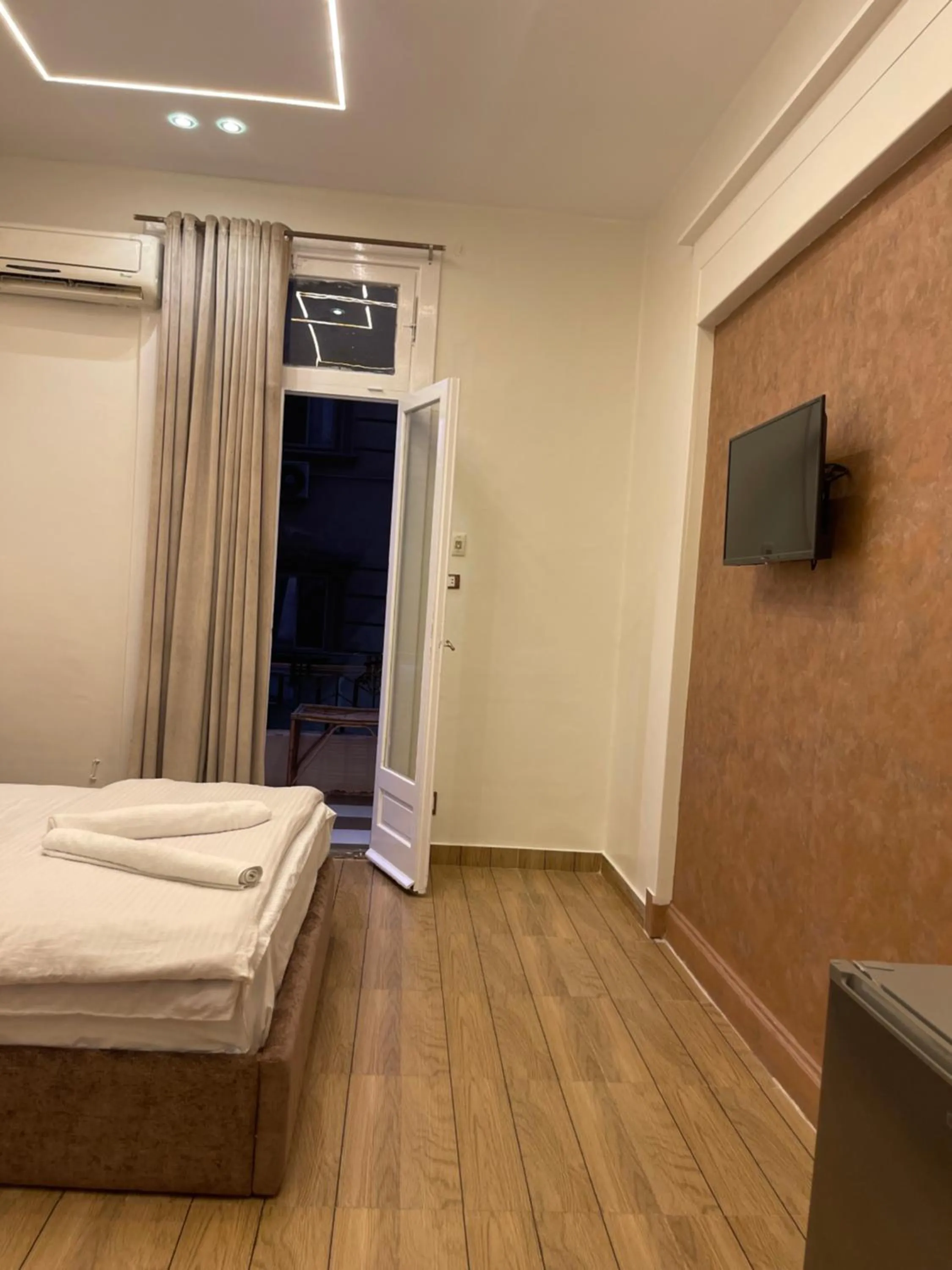 Bedroom, Bed in Miami Hotel