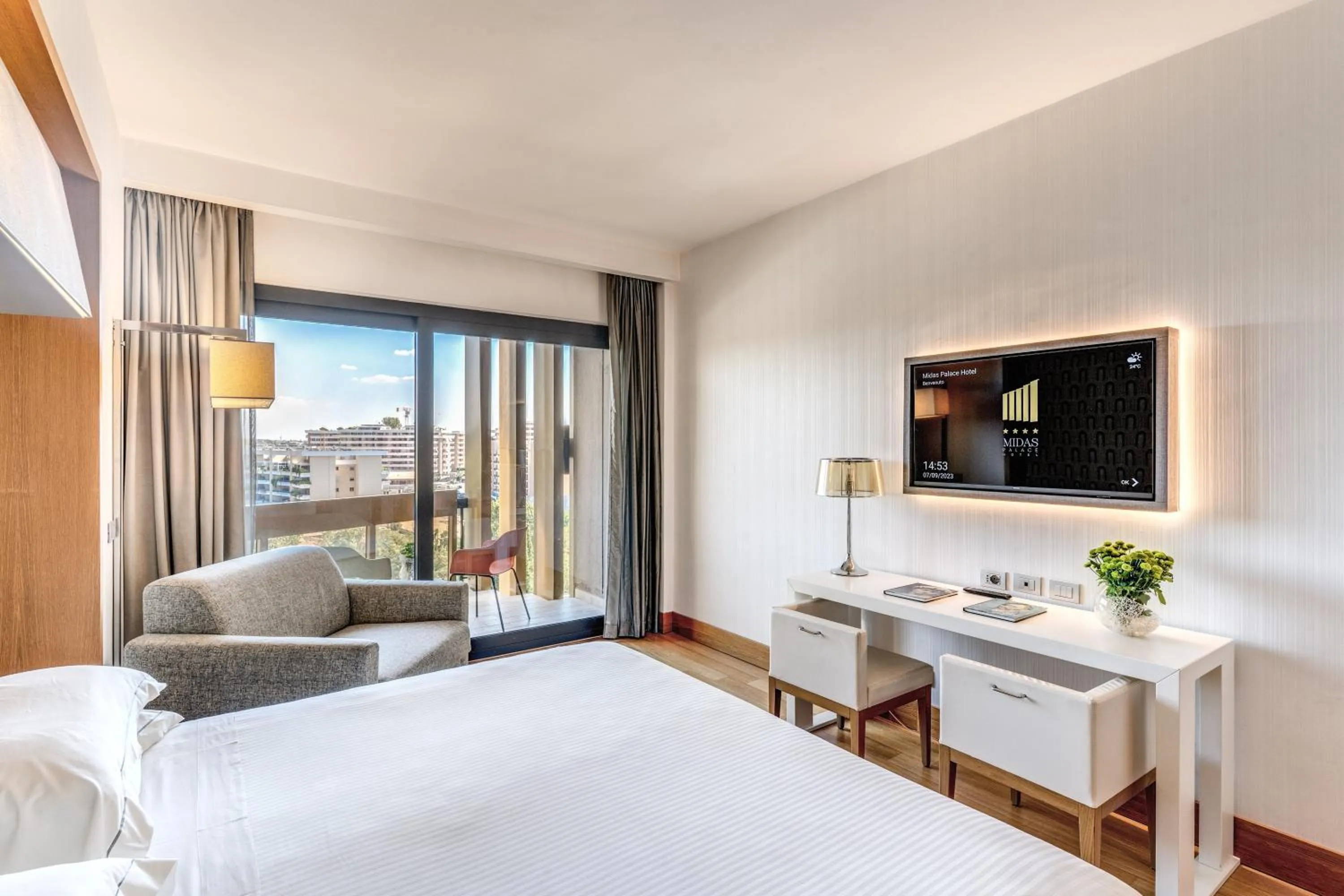 Balcony/Terrace, Bed in Hotel Midas Roma - A member of Barcelo Hotel Group