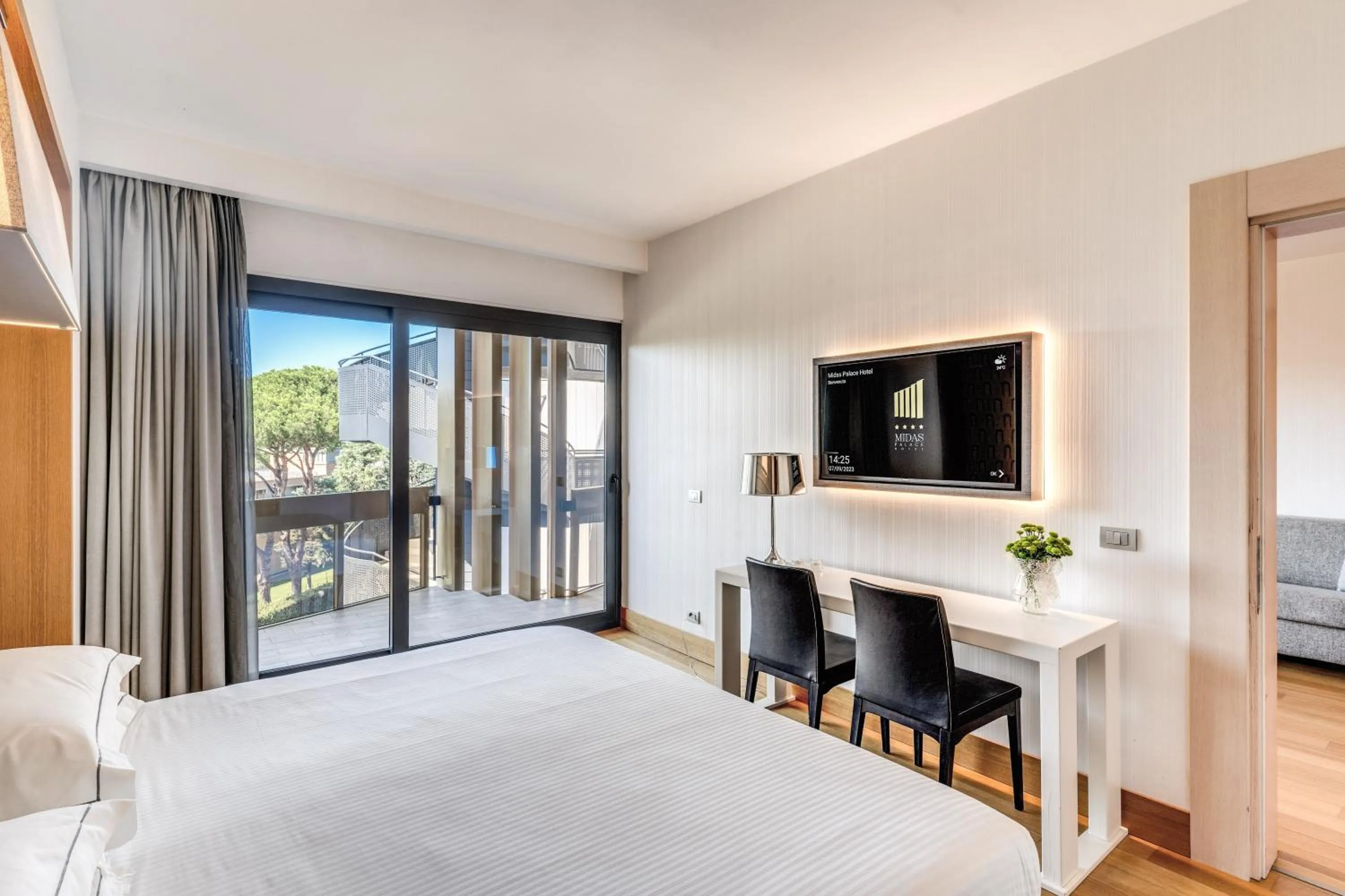 View (from property/room), Bed in Hotel Midas Roma - A member of Barcelo Hotel Group