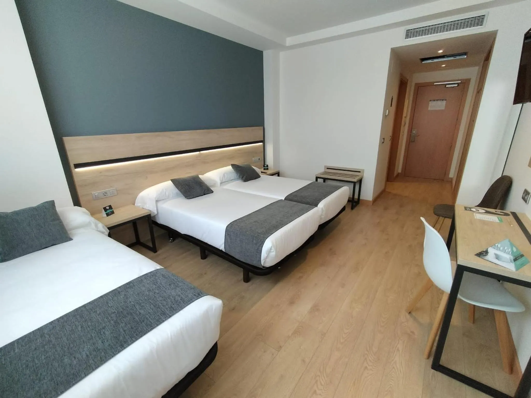 Photo of the whole room, Bed in Alda Valladolid Sur