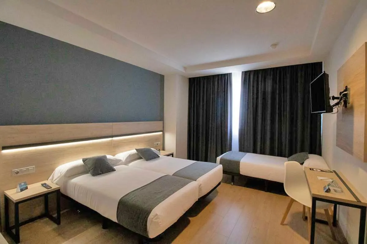 Photo of the whole room, Bed in Alda Valladolid Sur