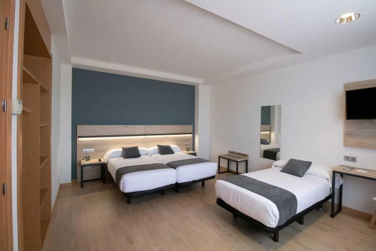 Photo of the whole room, Bed in Alda Valladolid Sur