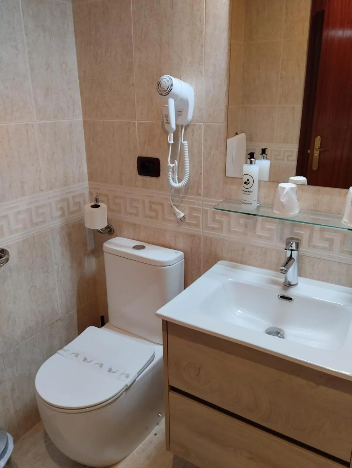 Bathroom in Hotel Alda Malvasía