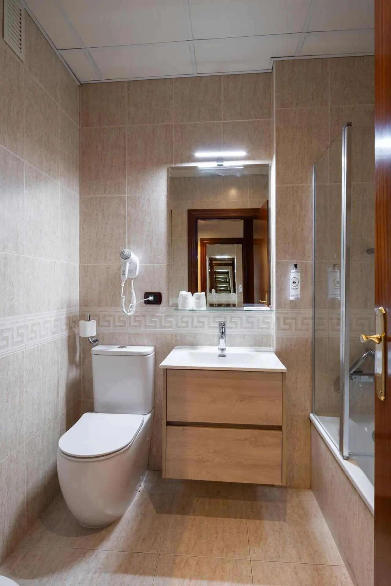 Bathroom in Hotel Alda Malvasía