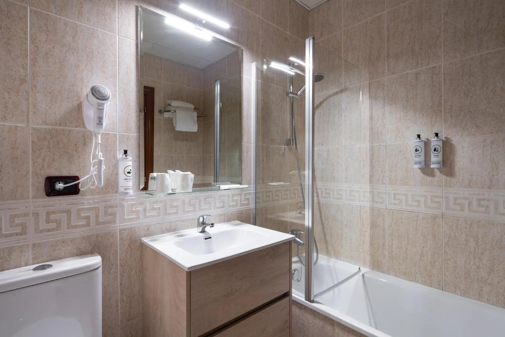 Bathroom in Hotel Alda Malvasía